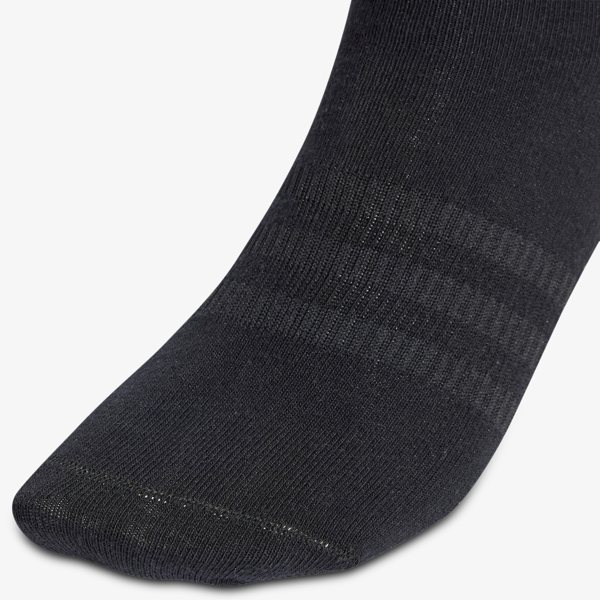 Schwarze eng anliegende Socke aus atmungsaktivem Material für hohen Komfort im Alltag