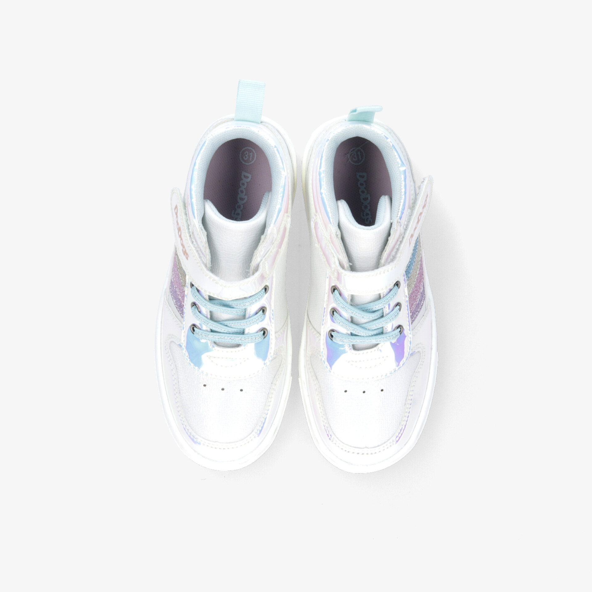 Moderne Turnschuhe in Weiß mit blauen Akzenten, ideal für sportliche Aktivitäten und trendbewusste Freizeitoutfits.