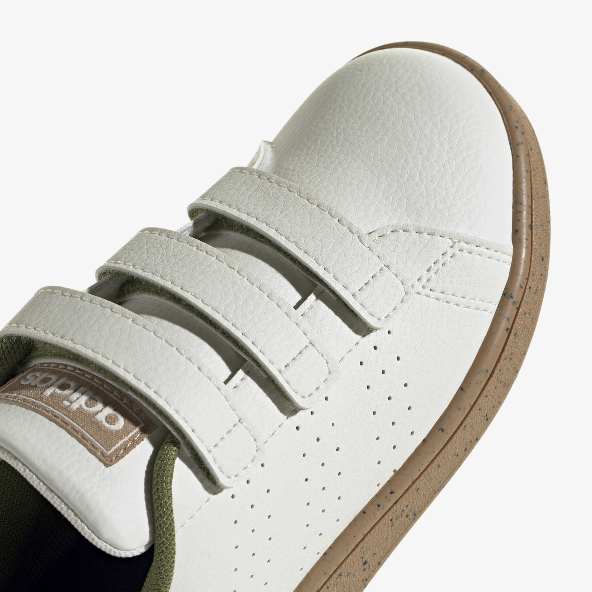 Stylische Schuhe mit Klettverschluss und rutschfester Sohle für optimalen Komfort und Halt.