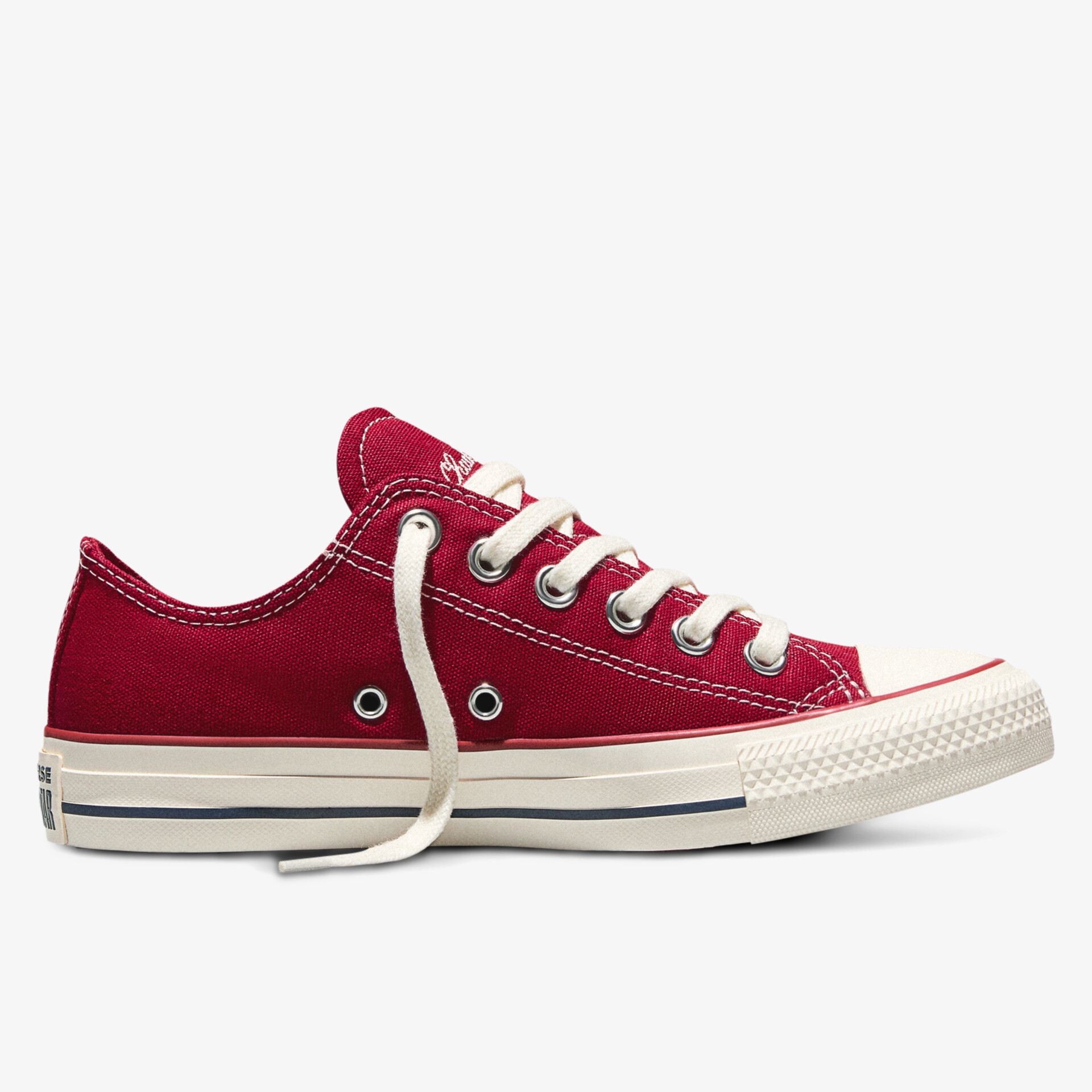 Roter Sneaker in seitlicher Ansicht mit weißer Schnürung und gummierter Sohle, bequem und stylisch