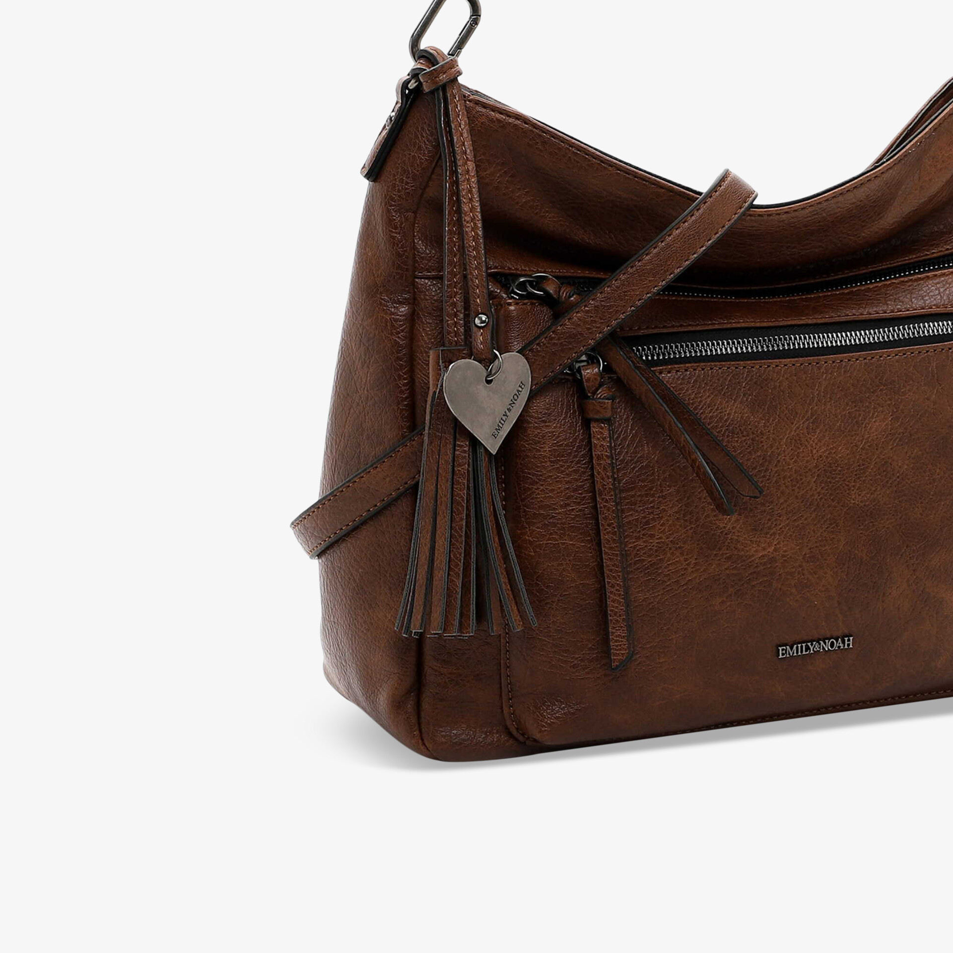 Detailaufnahme einer braunen Lederhandtasche mit Reißverschluss, Quaste und Herzanhänger, modernes Design