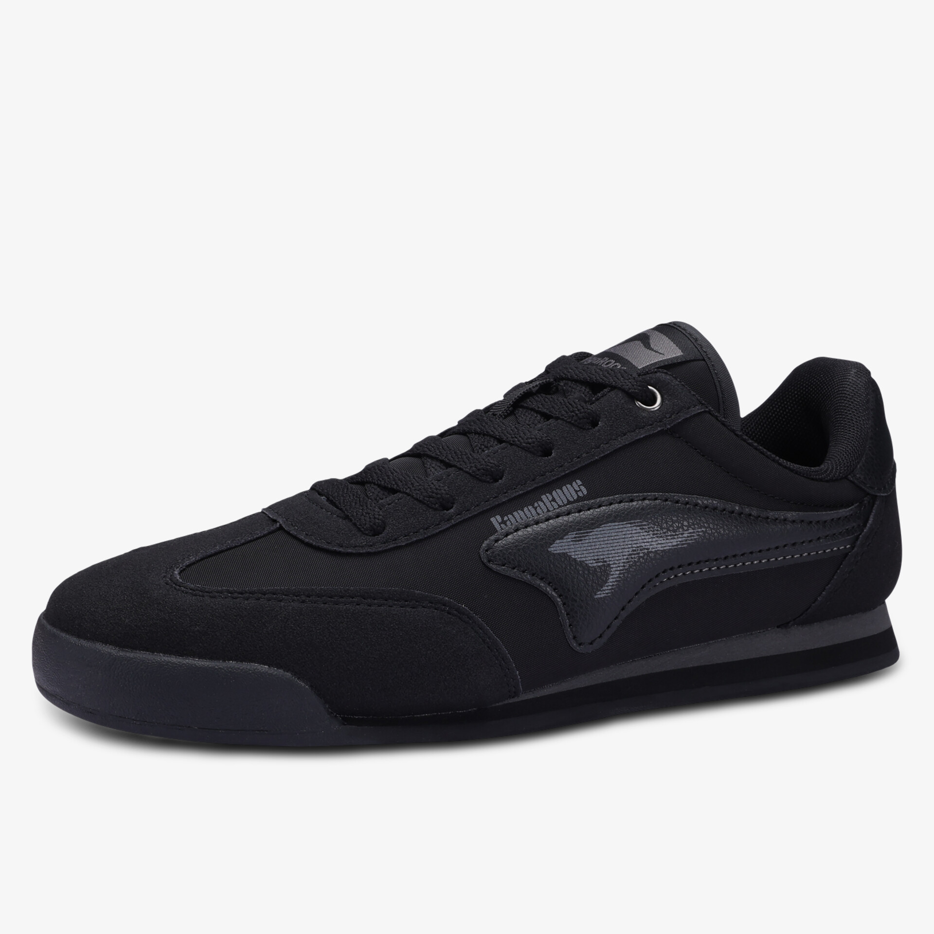 Schwarzer Sneaker in seitlicher Ansicht, sportlich und bequem mit modernem Design