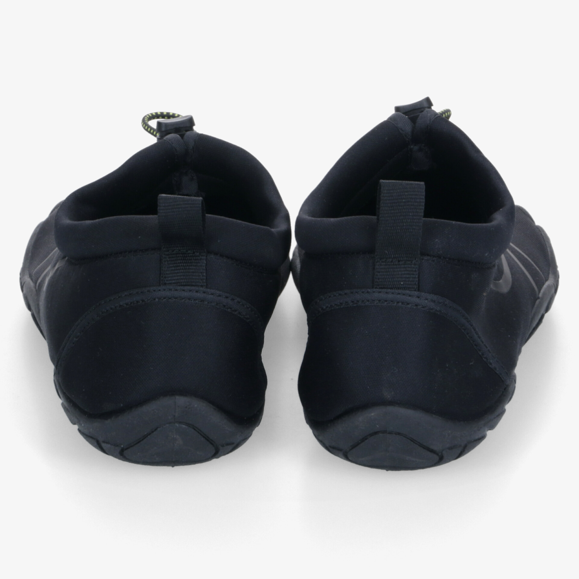 Schwarze Sneaker Rückansicht zeigt robustes Design und komfortable, rutschfeste Sohle für optimale Bewegungsfreiheit