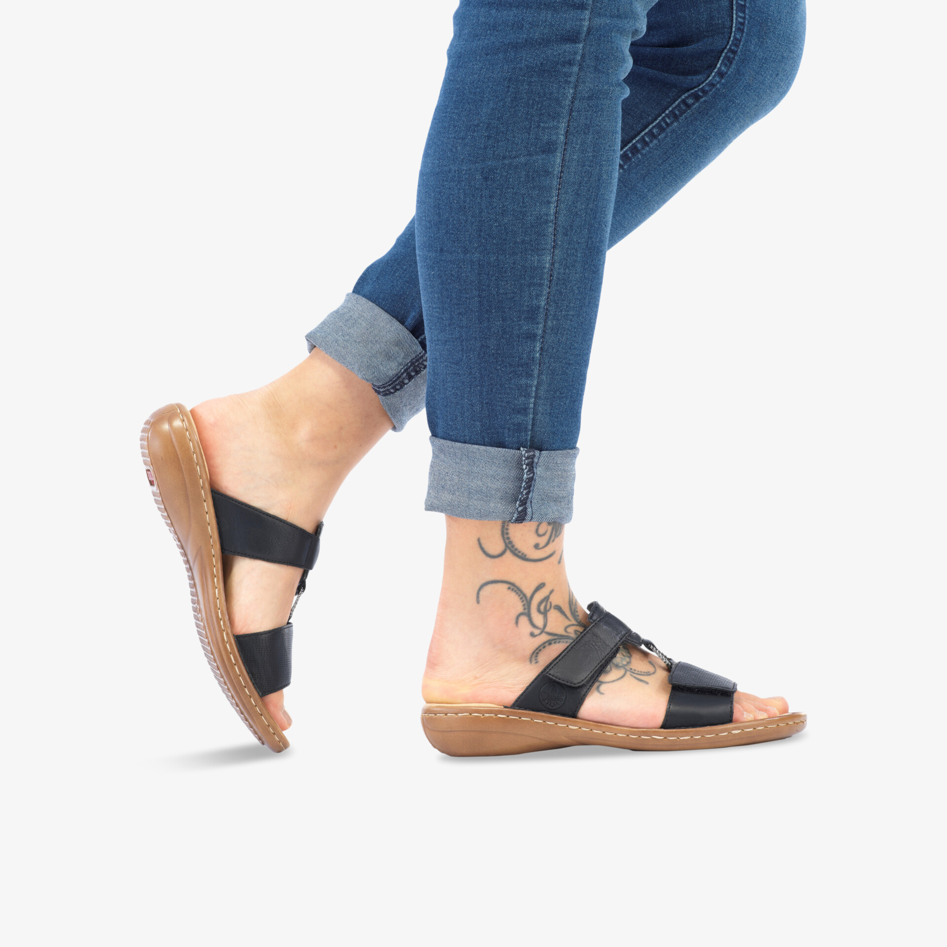 Leicht getragene schwarze Sandalen mit verstellbaren Riemen und rutschfester Sohle, perfekte Kombination aus Komfort und Stil