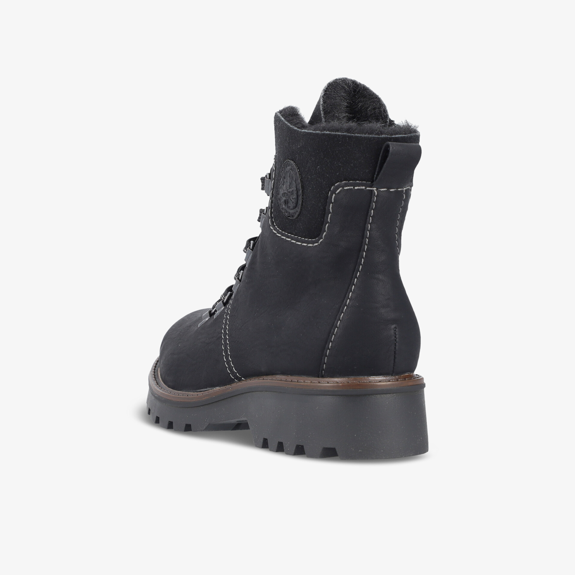 Robuster schwarzer Schuh mit rutschfester Sohle und stabiler Verarbeitung, 3/4 Ansicht von hinten