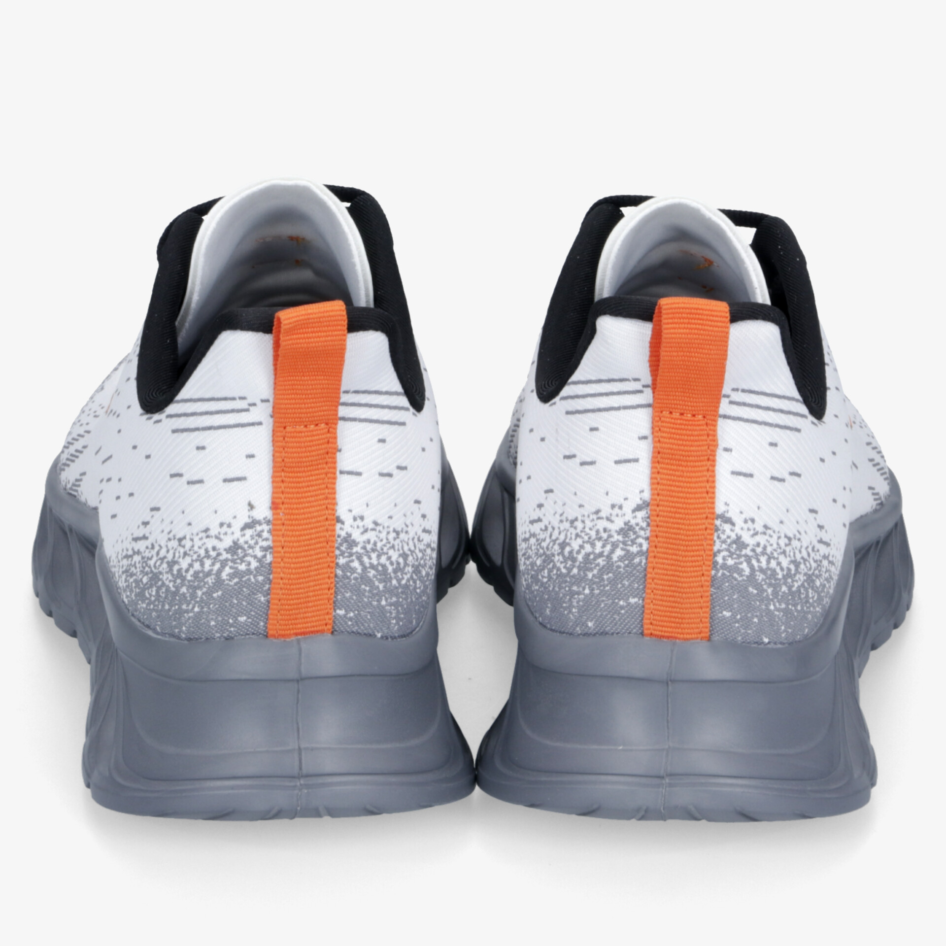 Weiße Sportschuhe mit orangenem Zugband und grauer Sohle von hinten, atmungsaktiv und komfortabel