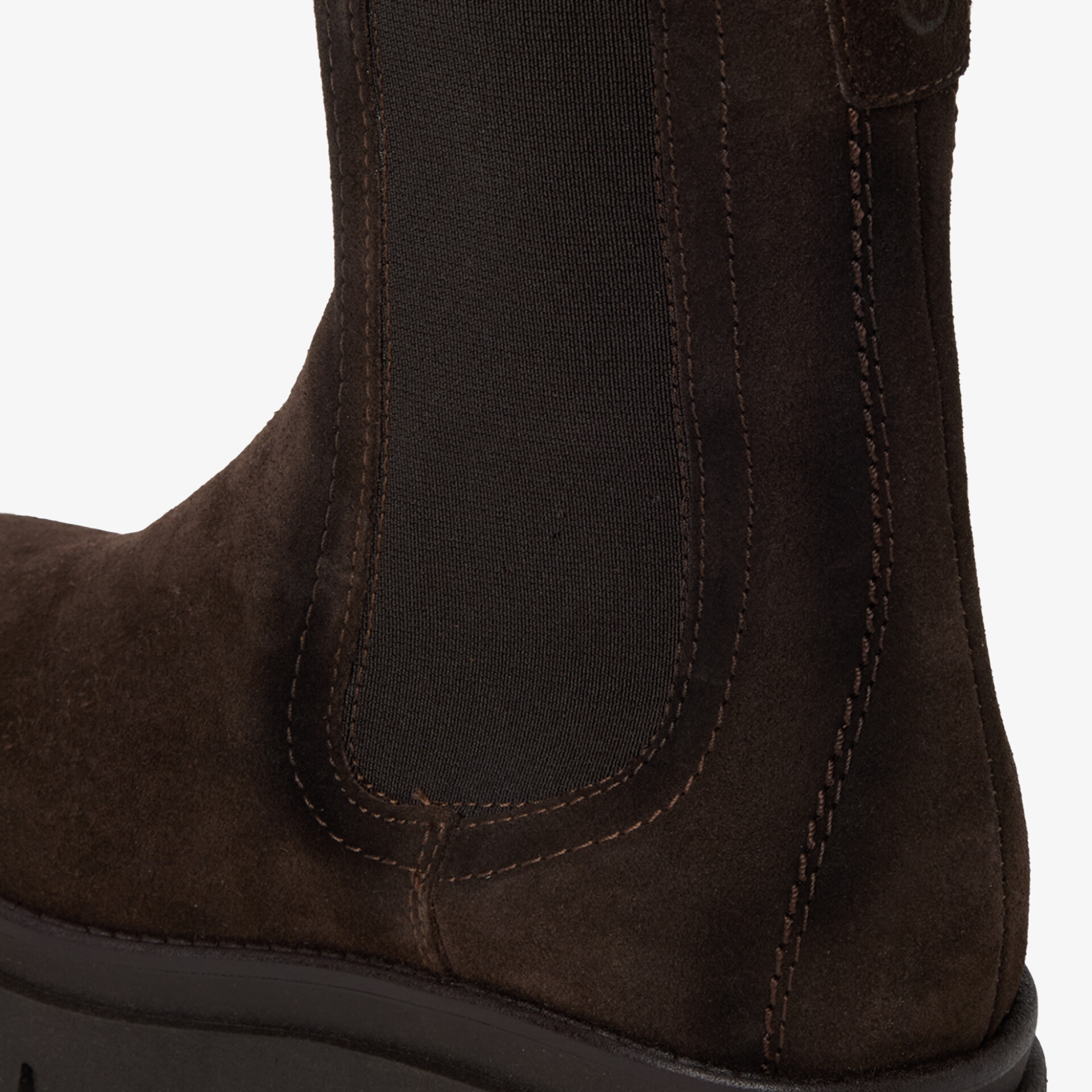 Detailaufnahme brauner Chelsea-Boot aus Wildleder mit elastischem Einsatz und robuster Sohle