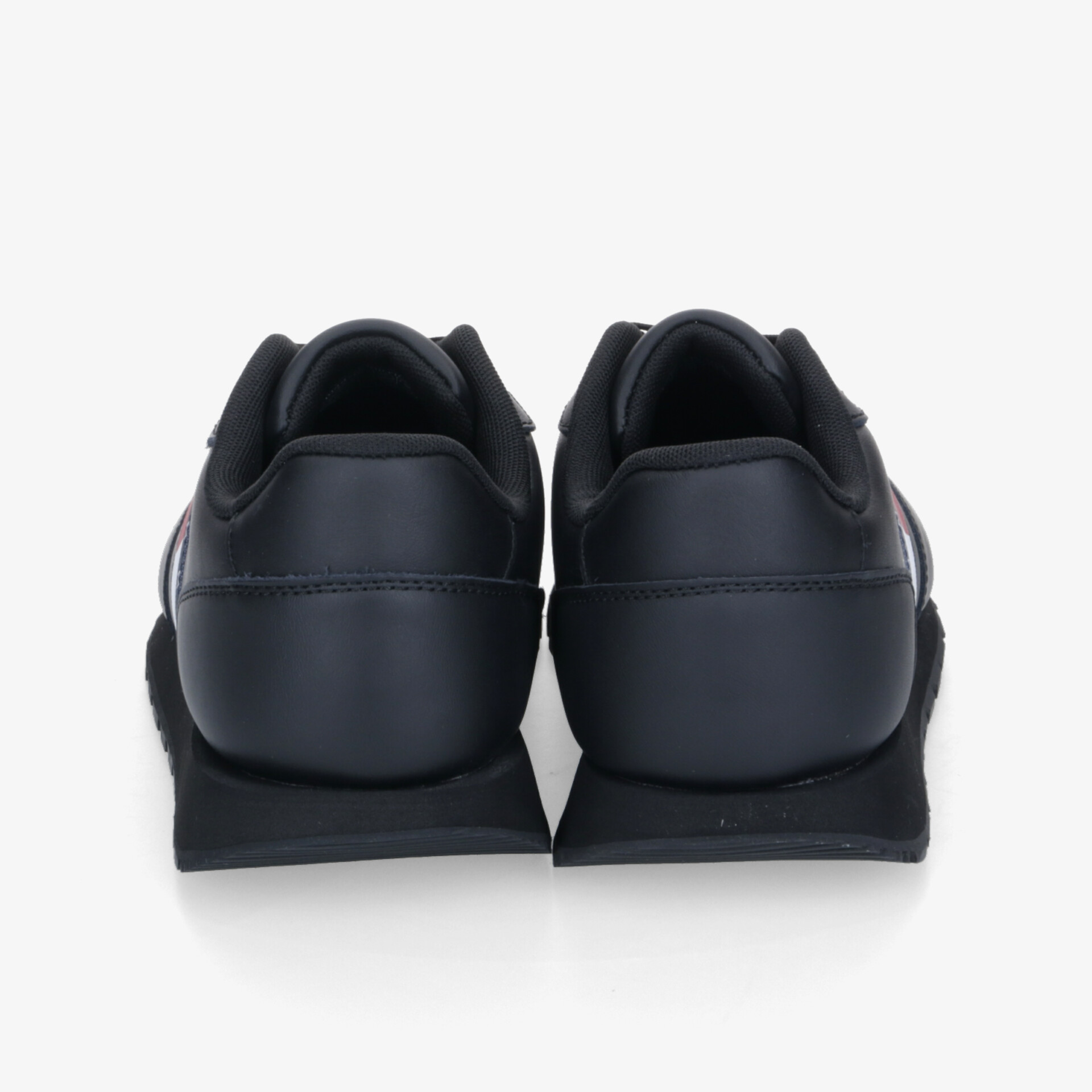Schwarze sportliche Schuhe mit gepolstertem Hinterteil und robuster, rutschfester Sohle