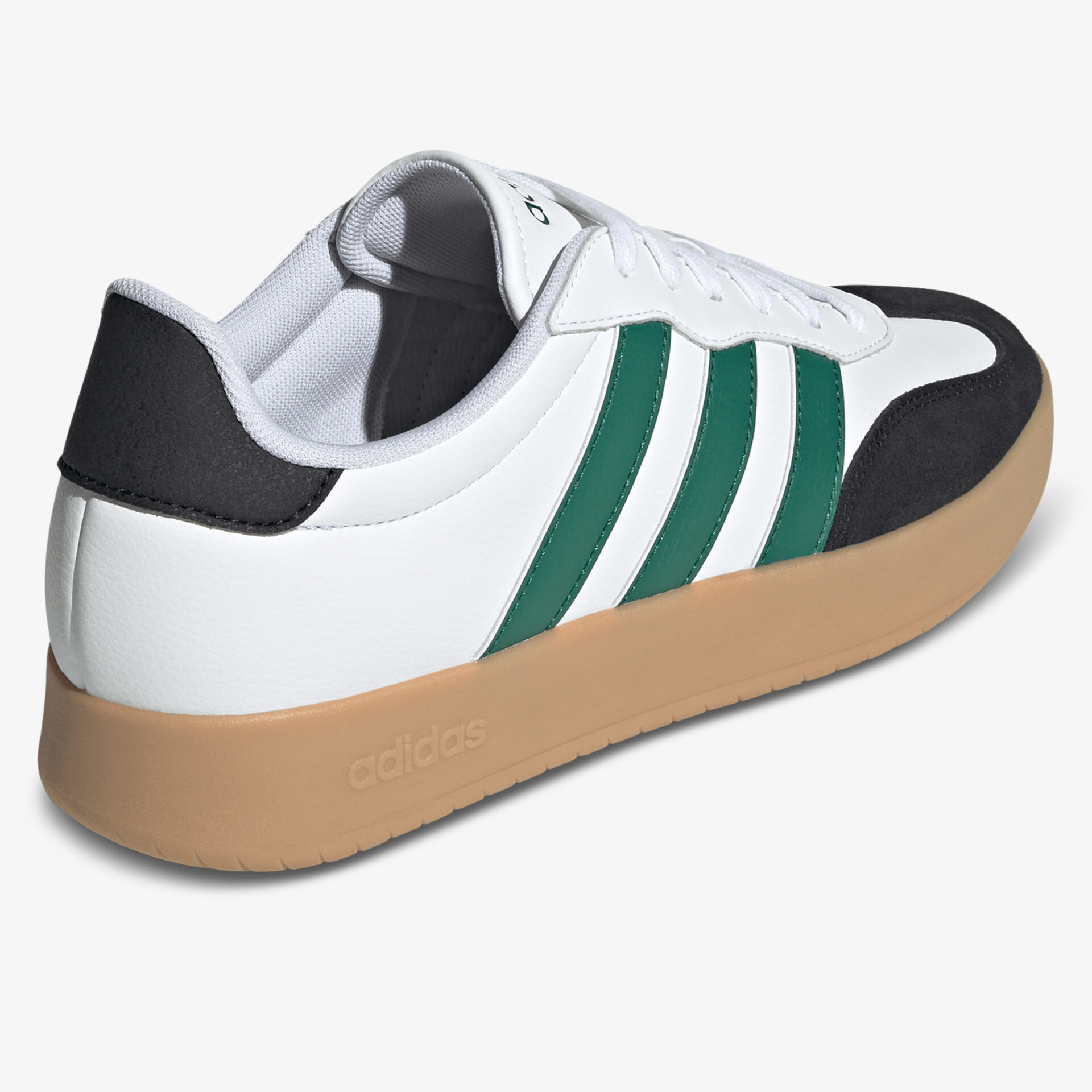 Moderner weißer Sneaker mit grünen Streifen und robuster Gumsohle, sportlich und vielseitig einsetzbar