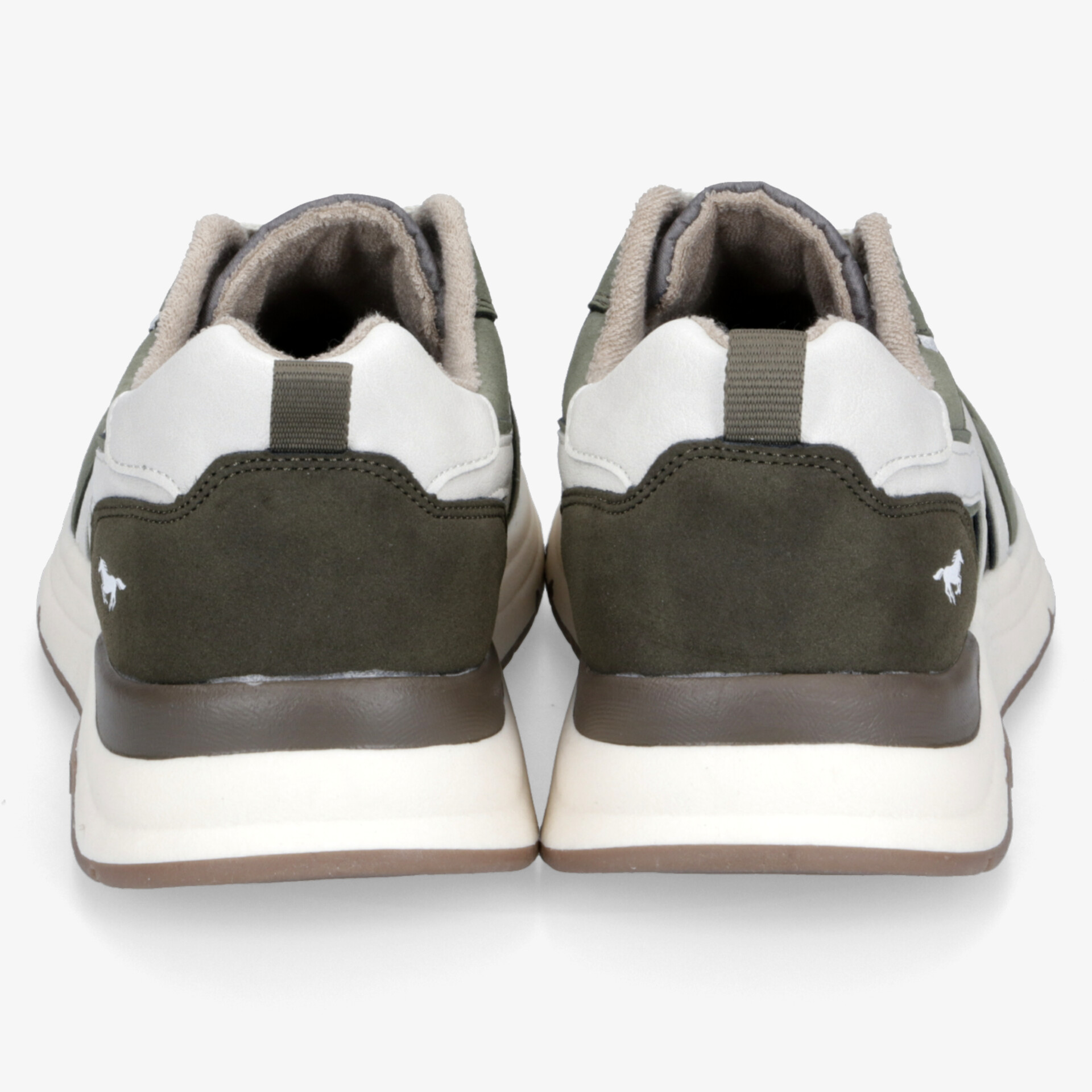 Rückansicht von bequemen Sportschuhen mit gepolstertem Kragen und stabiler Laufsohle in modernem Design