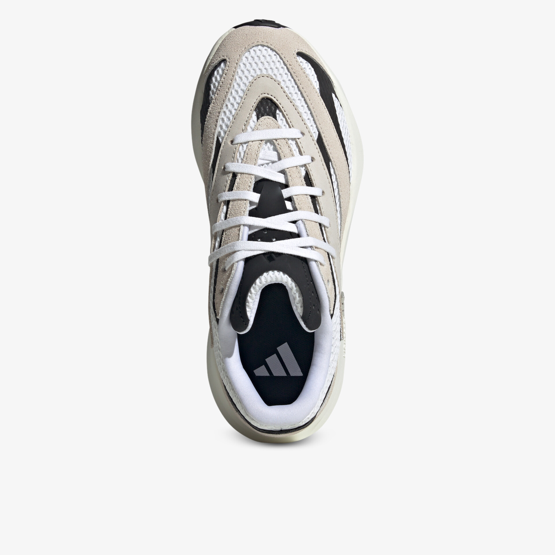 Obere Draufsicht auf sportlichen, bequemen Schuh mit atmungsaktiven Materialien und modernem Design