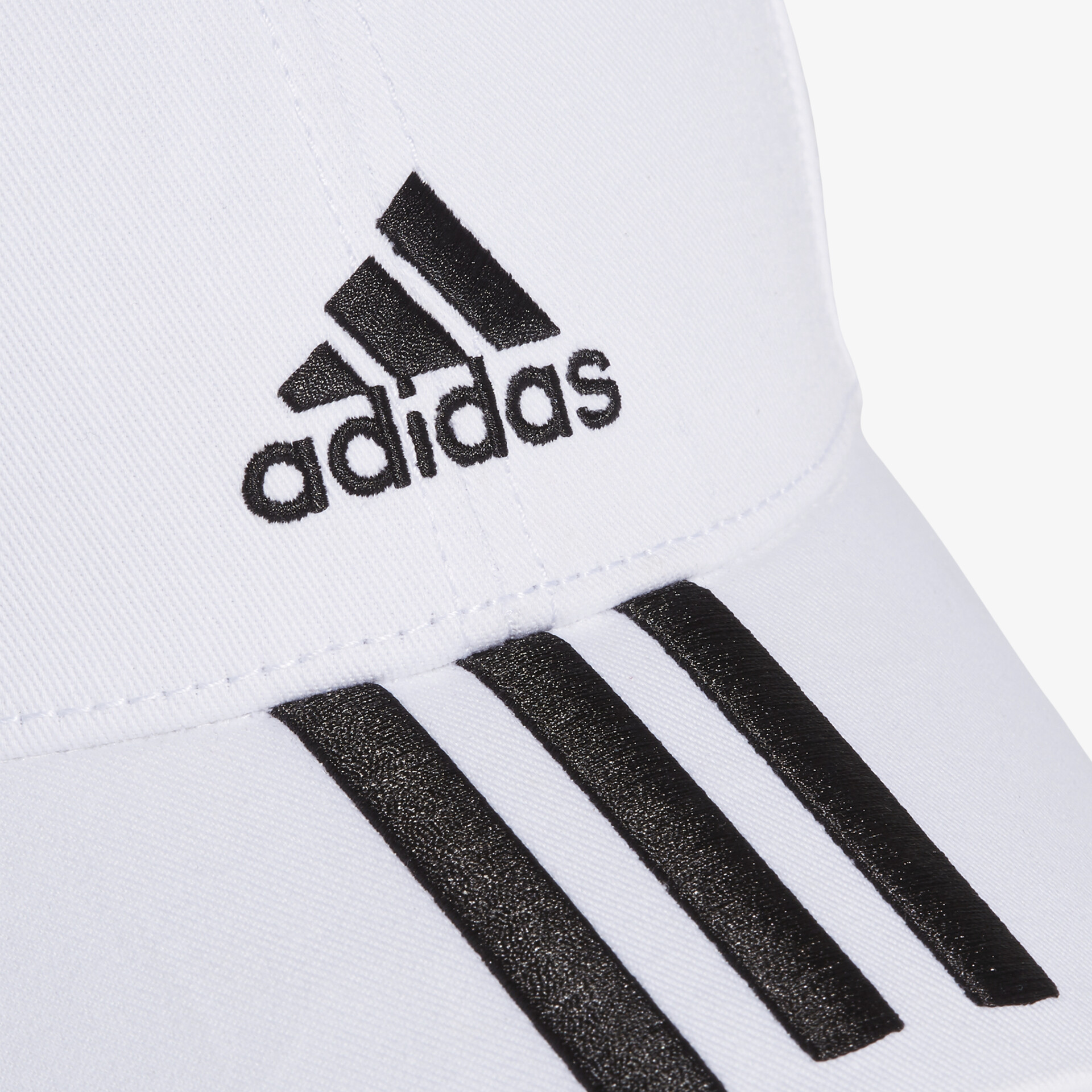 Weiße Adidas-Kappe mit markantem Logo-Design, ideal für sportlichen und modischen Stil.