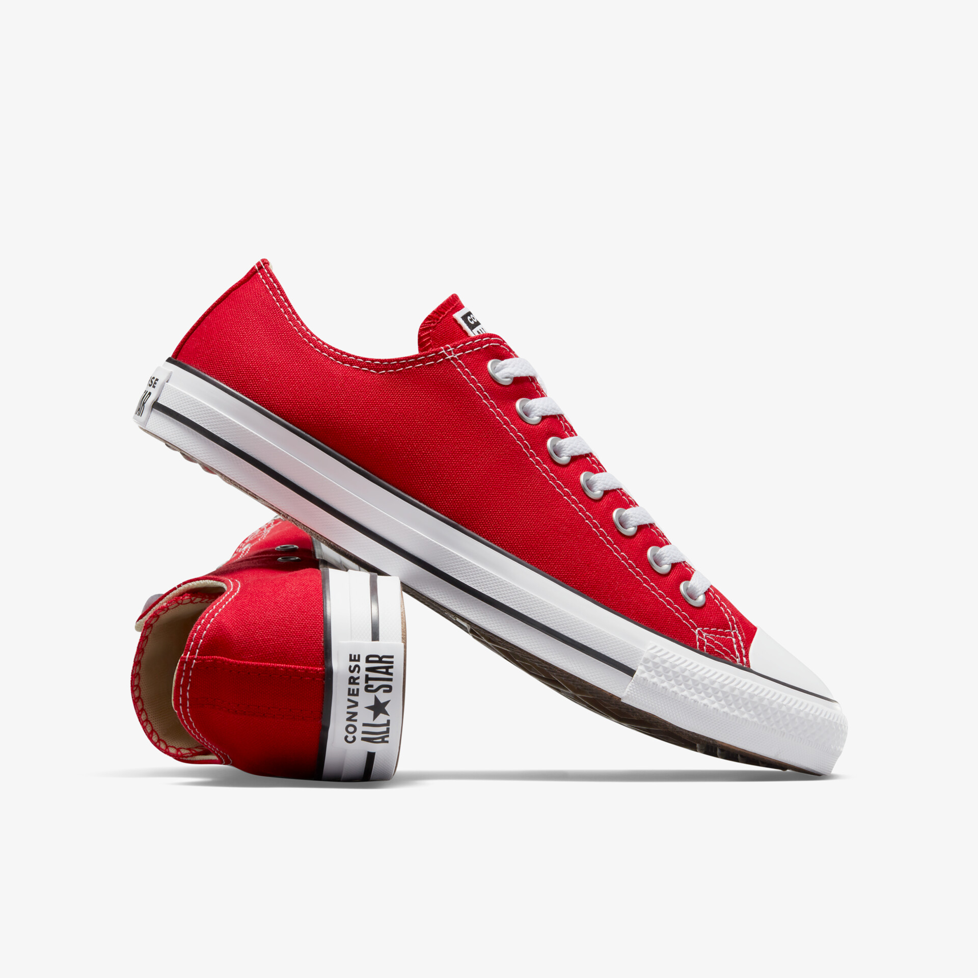 Rote Sneaker in schräger Vorderansicht mit weißer Gummisohle und Schnürsenkeln, stilvoll und bequem