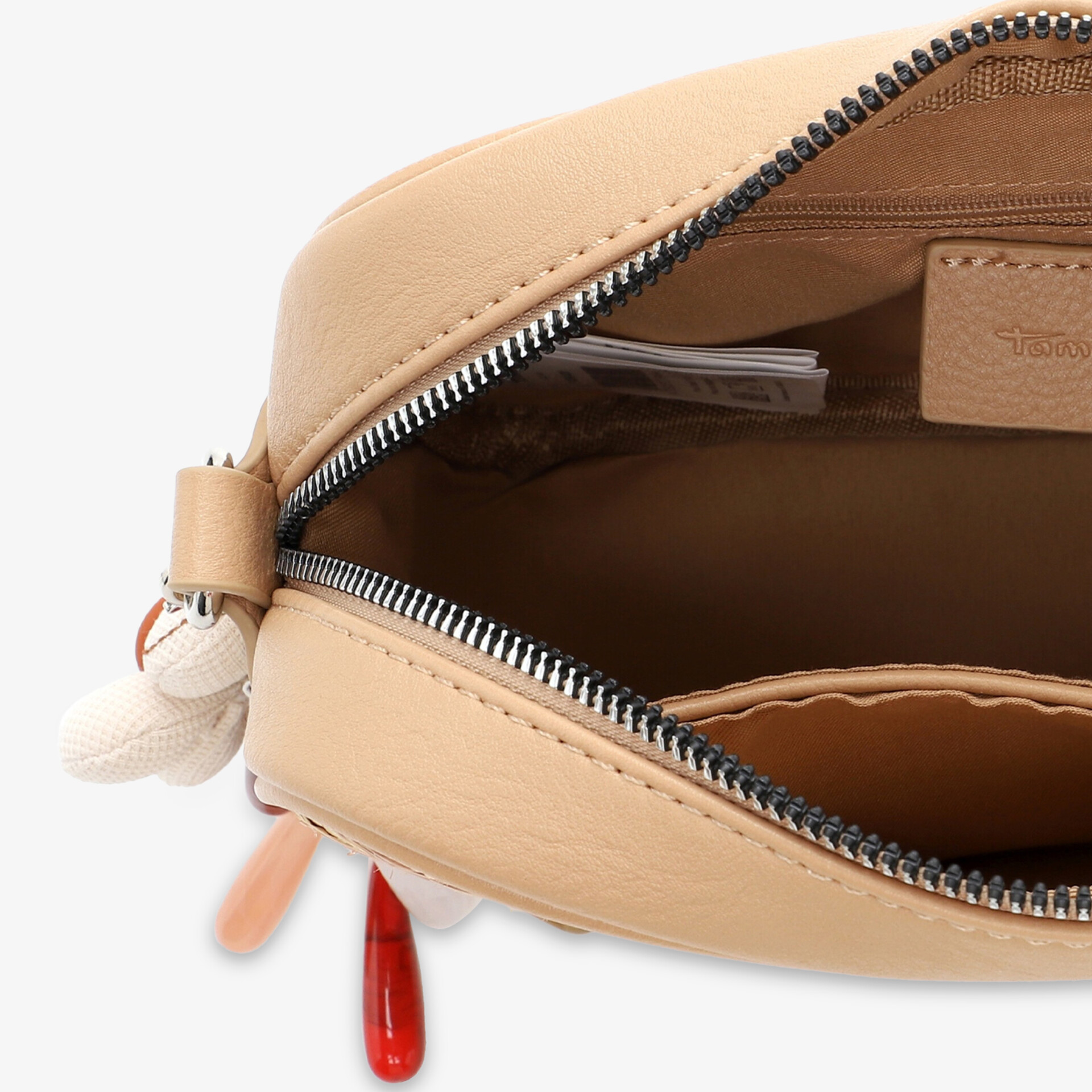 Kompakte Tamaris-Tasche in Beige mit stilvollem Design und funktionalen Reißverschlussakzenten.