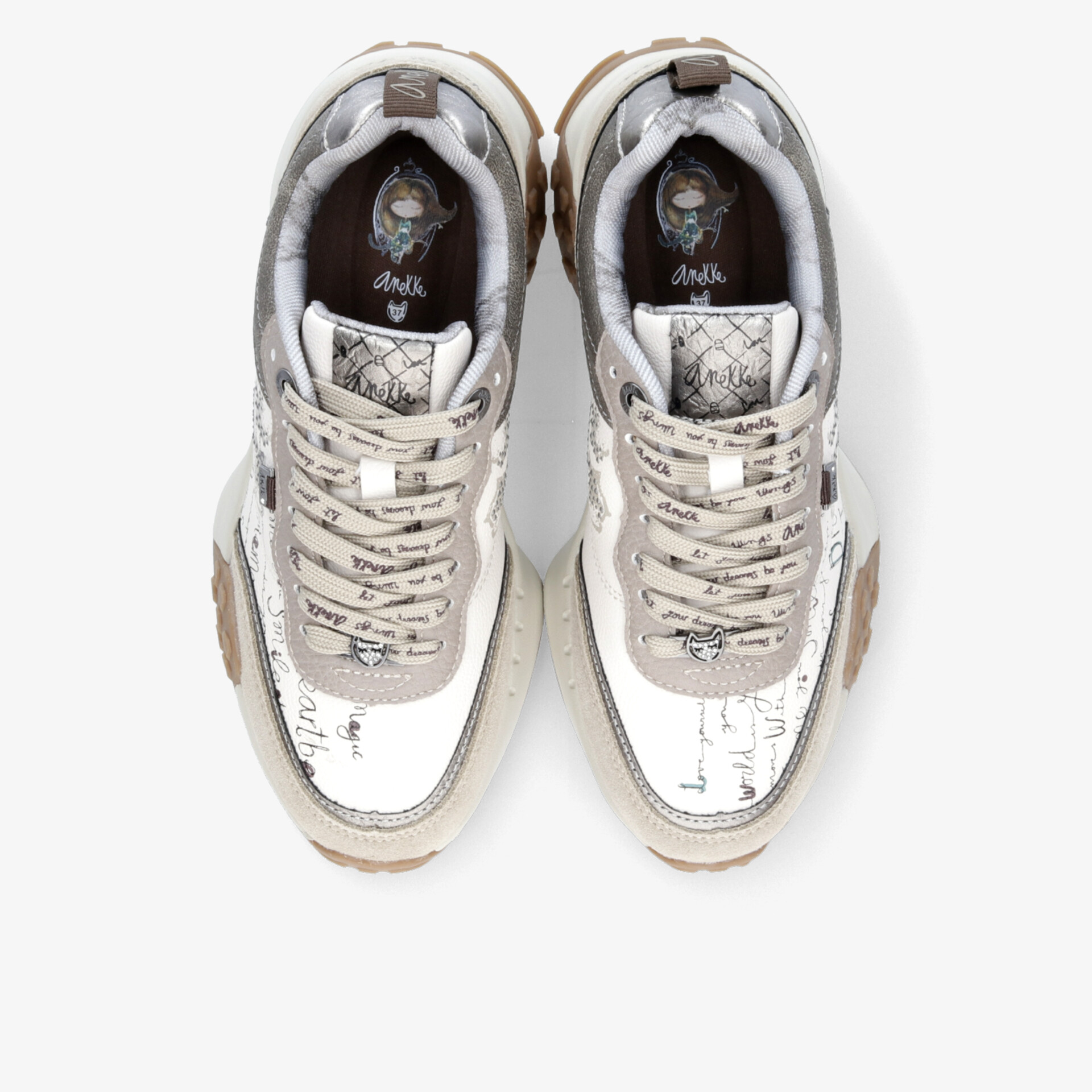 Sportliche weiße Sneaker mit robuster Sohle und bequemer Polsterung, perfekt für Alltag und Freizeit