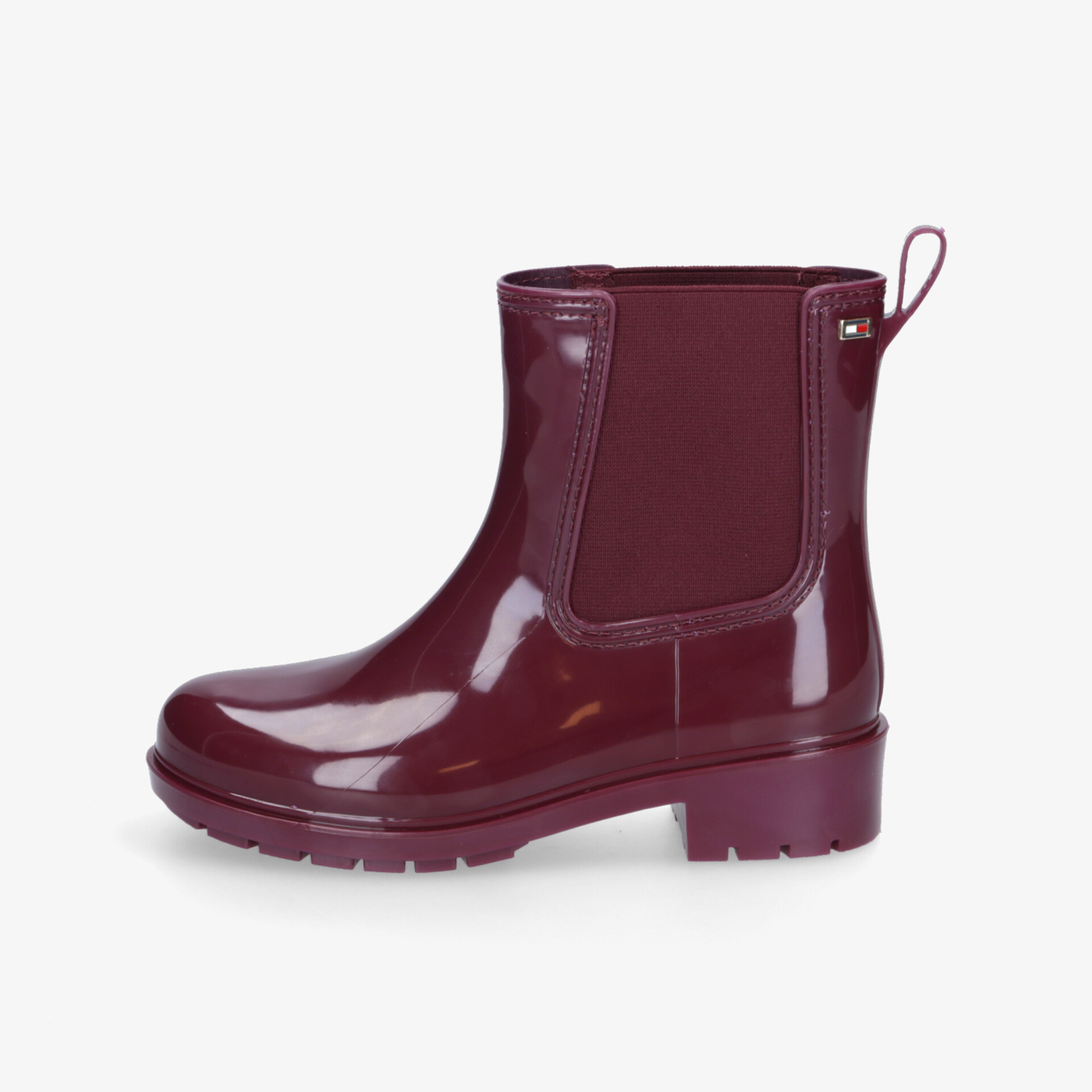 Glänzender bordeauxfarbener Stiefel mit robuster, rutschfester Sohle und elastischem Einsatz seitlich