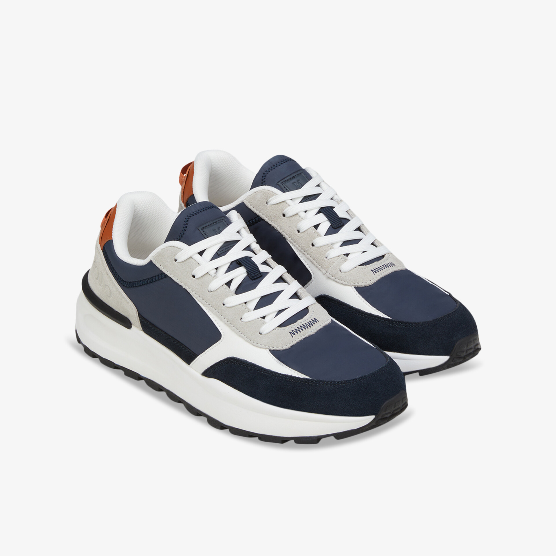 Elegante zweifarbige Sneakers mit modernem Design und bequemer Laufsohle in seitlicher Ansicht.