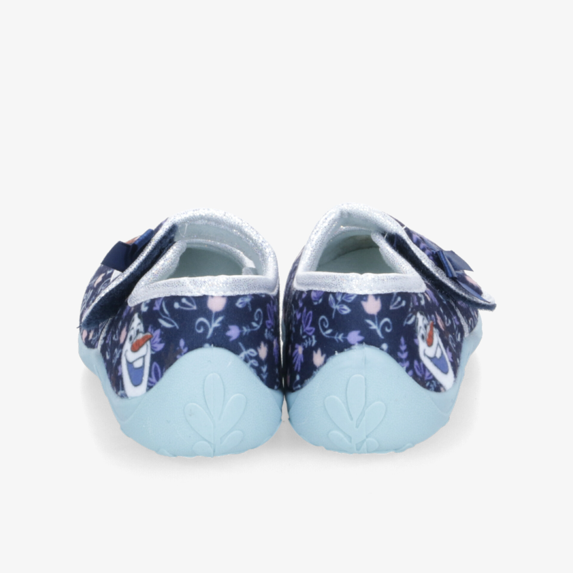 Kinderschuhe mit weicher hellblauer Sohle und buntem Obermaterial in Rückansicht, komfortabel und stabil