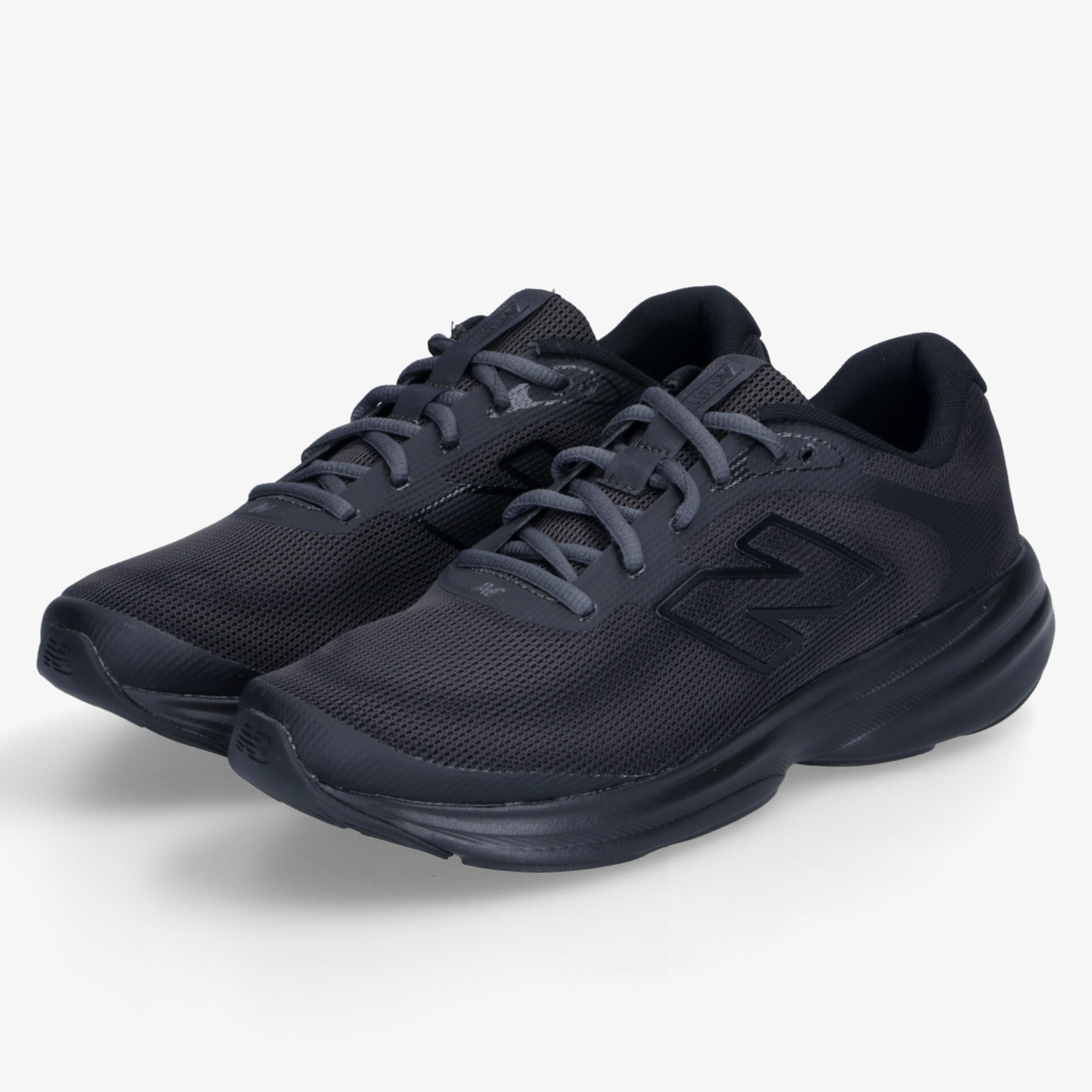 Schwarze leichte Sportschuhe als Paar mit atmungsaktivem Material und rutschfester Sohle, ideal für Komfort und Alltag