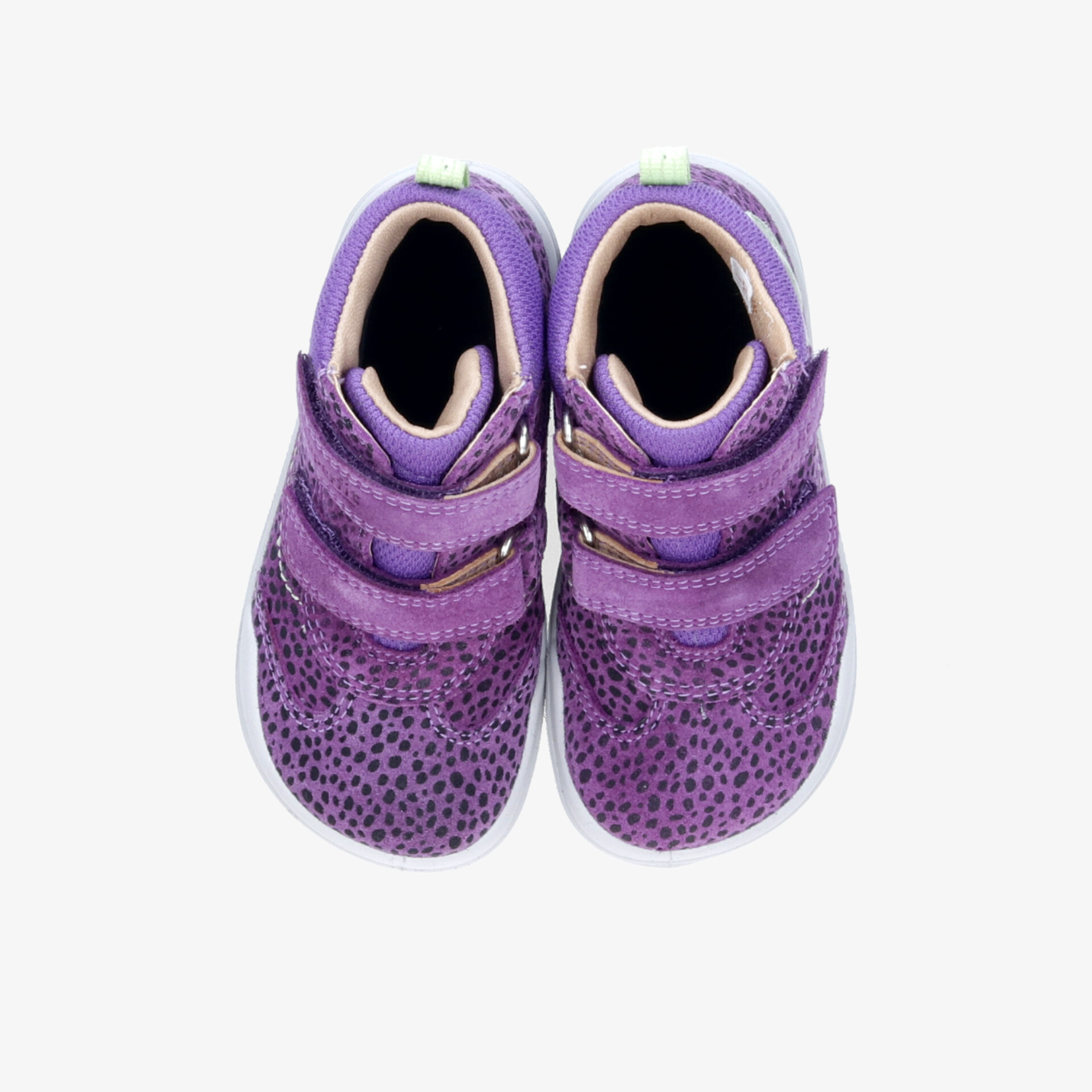 Lila Kinder Sneaker Paar mit weicher Sohle und praktischem Klettverschluss für komfortables An- und Ausziehen