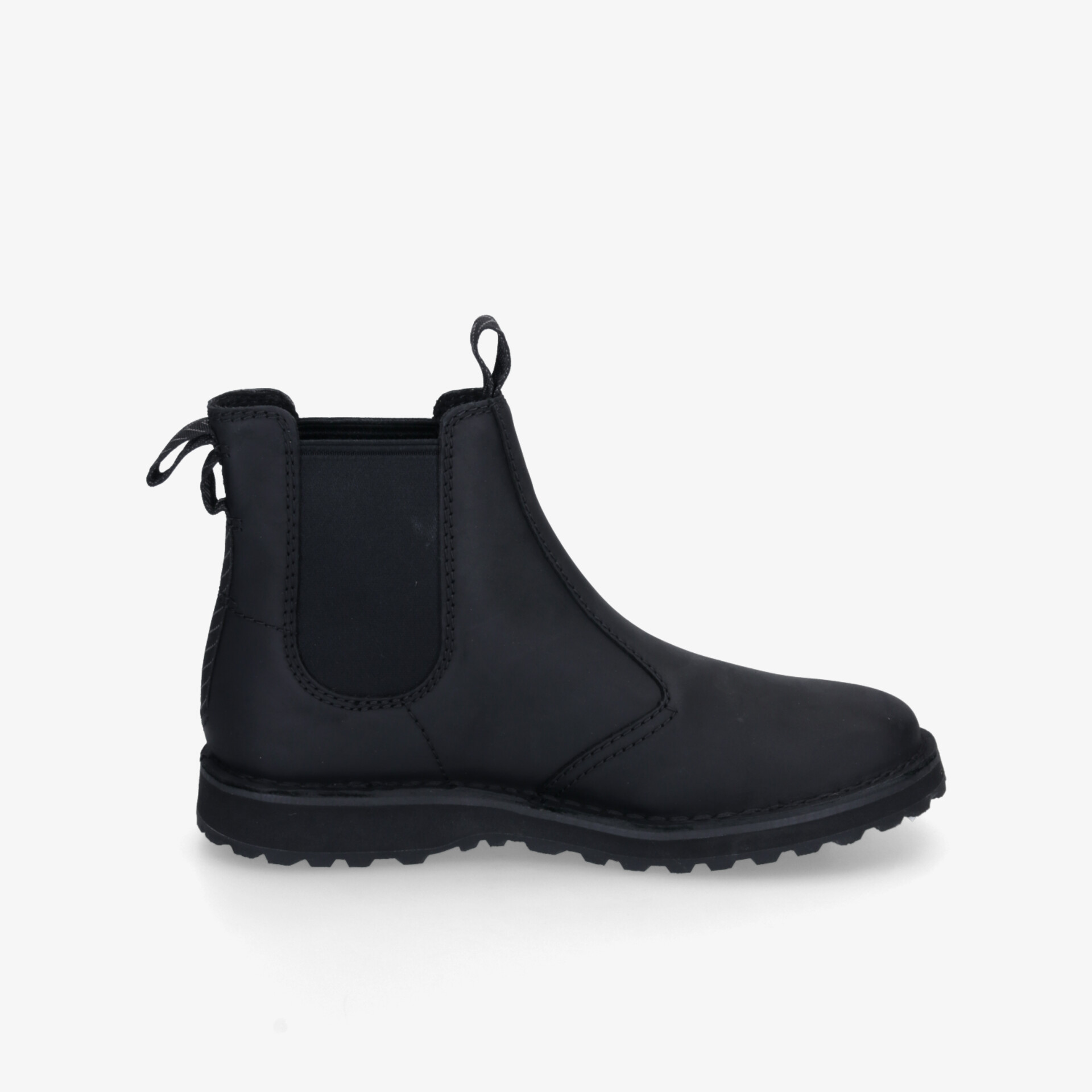 Schwarzer Chelsea Boot mit elastischen Einsätzen, robuster rutschfester Sohle und bequemer Passform in seitlicher Ansicht