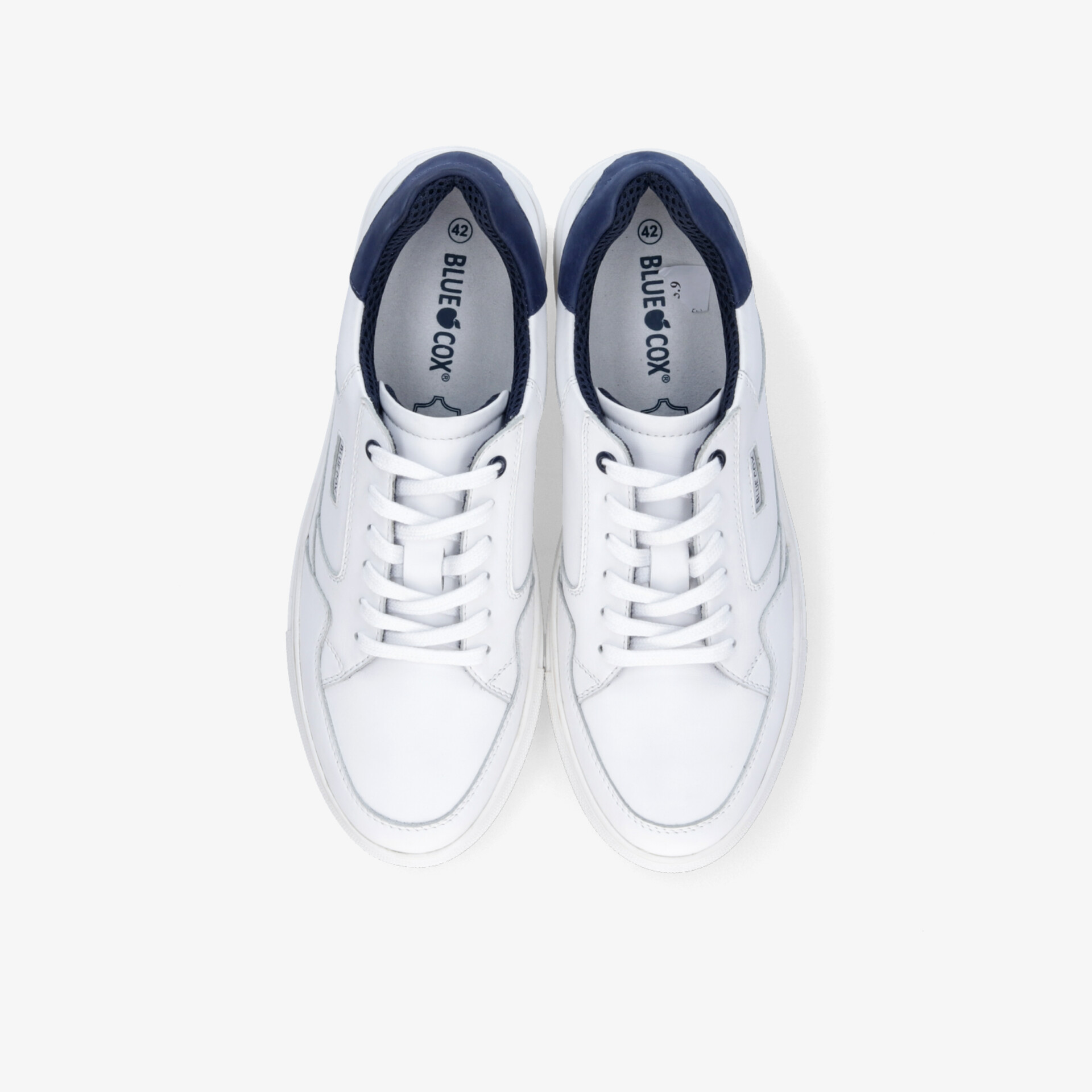 Weißes Sneaker-Paar in Draufsicht, bequem und leicht mit modernem Design und gepolstertem Kragen