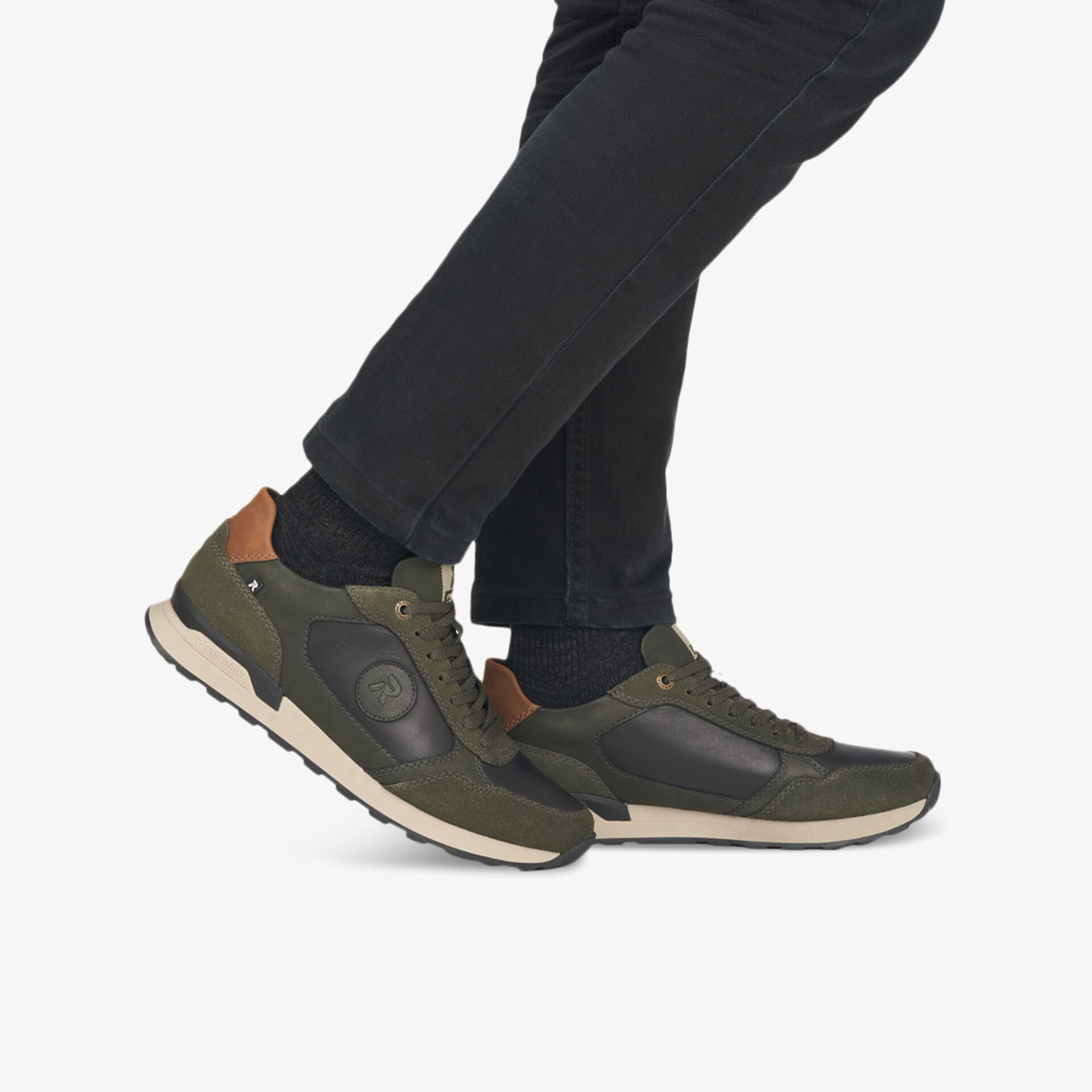 Grüner Sneaker mit schwarzer Kontrastoptik und beiger Sohle, perfekt für einen sportlichen Look.