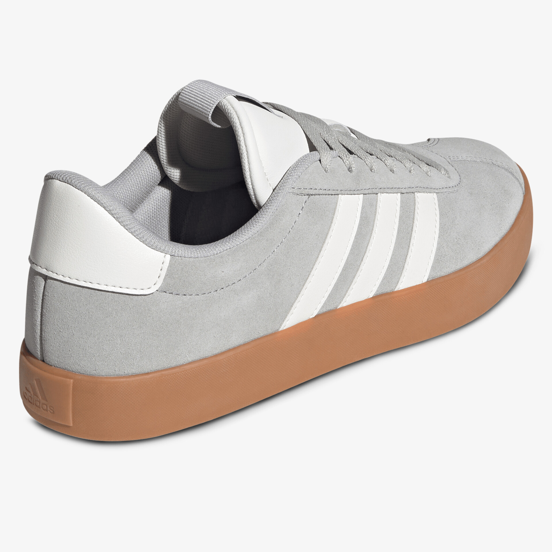 Grauer Sneaker mit weißen Streifen und brauner Gummisohle in seitlicher Ansicht, sportlich und bequem