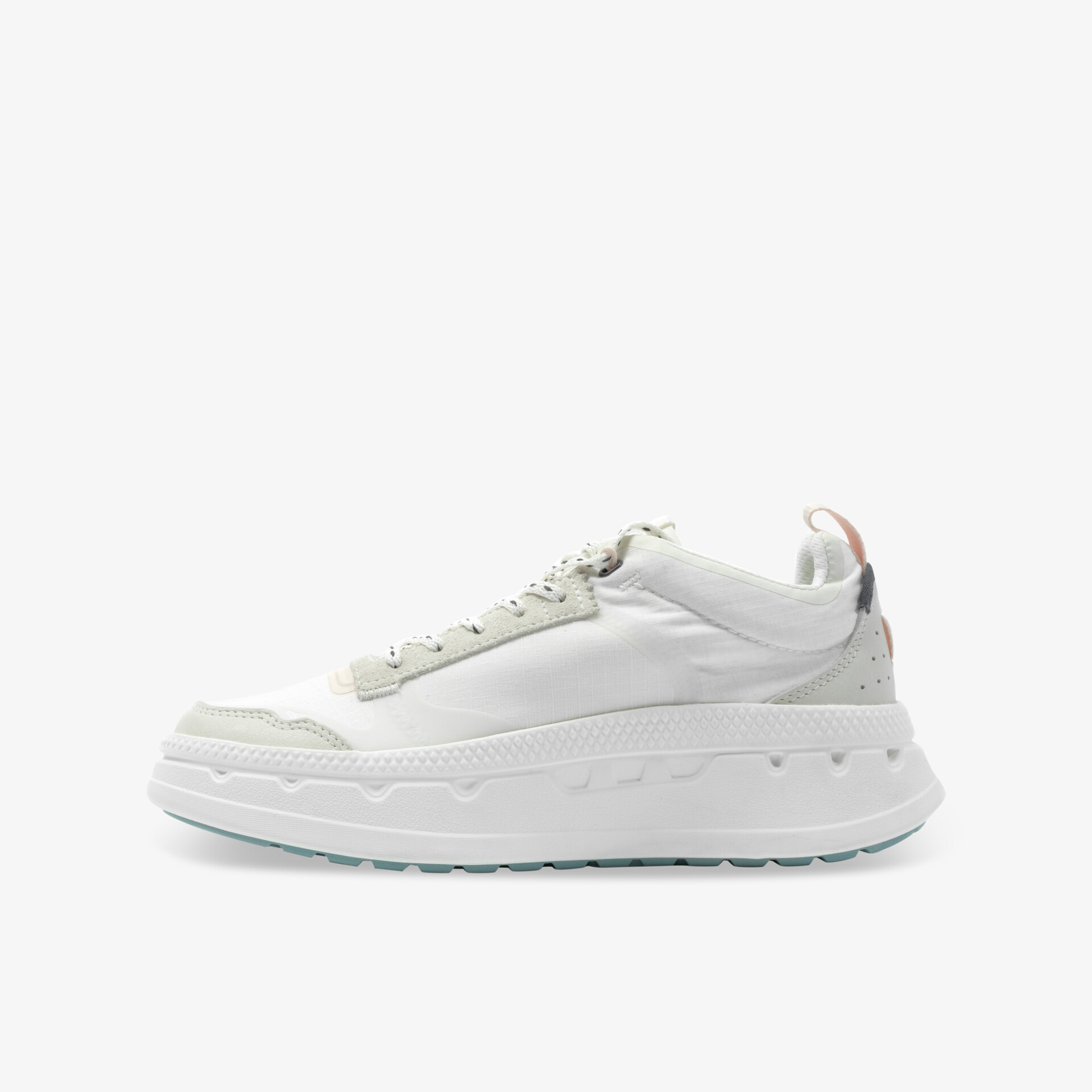 Weißer Sneaker mit atmungsaktivem Material, bequemer Passform und gedämpfter Sohle, seitliche Ansicht