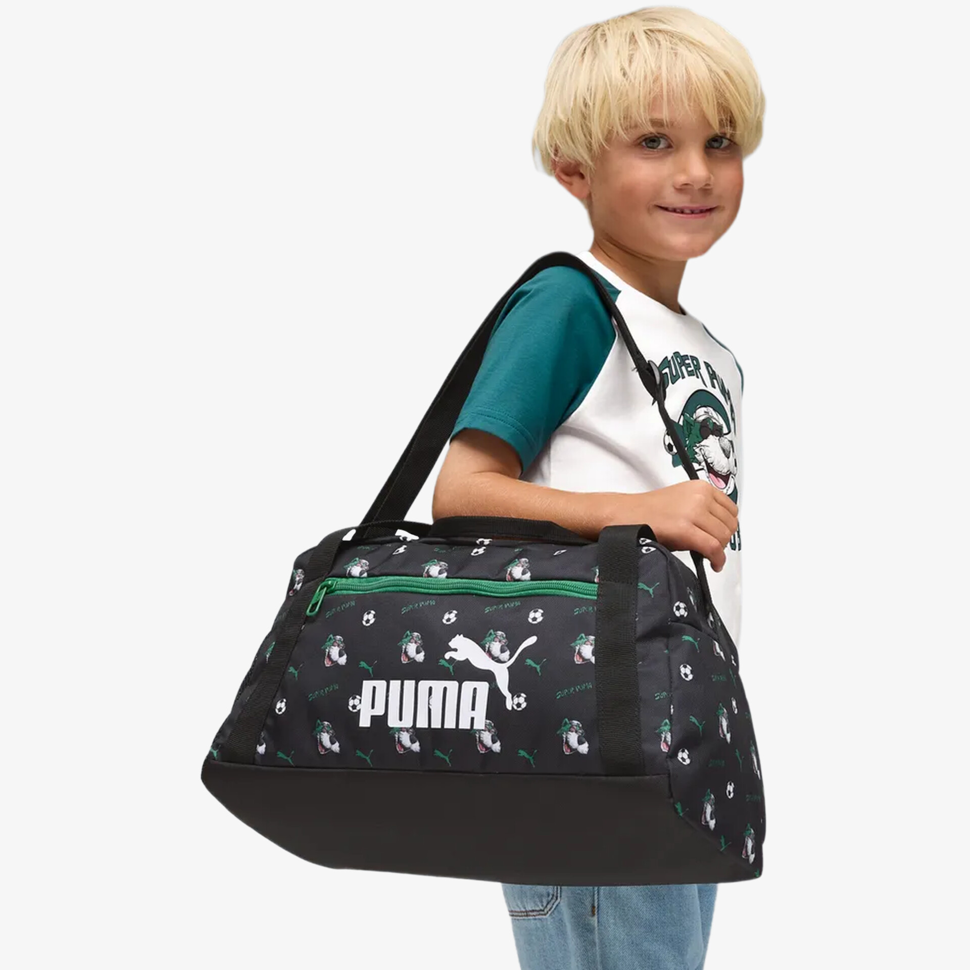 Geräumige schwarze Puma Sporttasche mit weißem Logo und Muster, getragen von Kind demonstrating Komfort und Stil