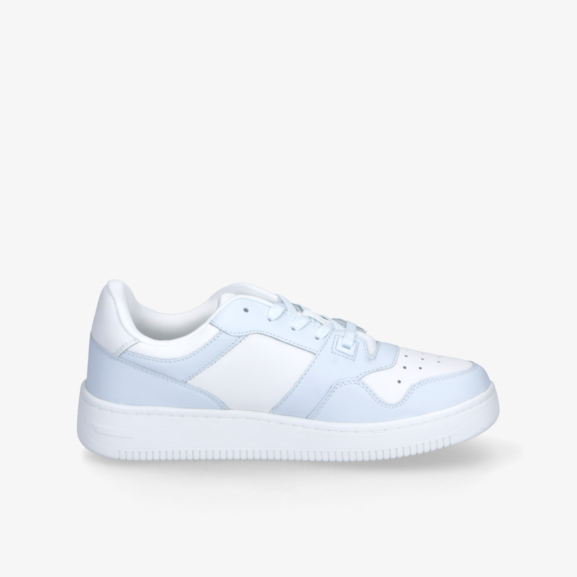Leichter Sneaker in Weiß und Hellblau mit gepolstertem Kragen und flexibler, rutschfester Sohle, seitliche Ansicht