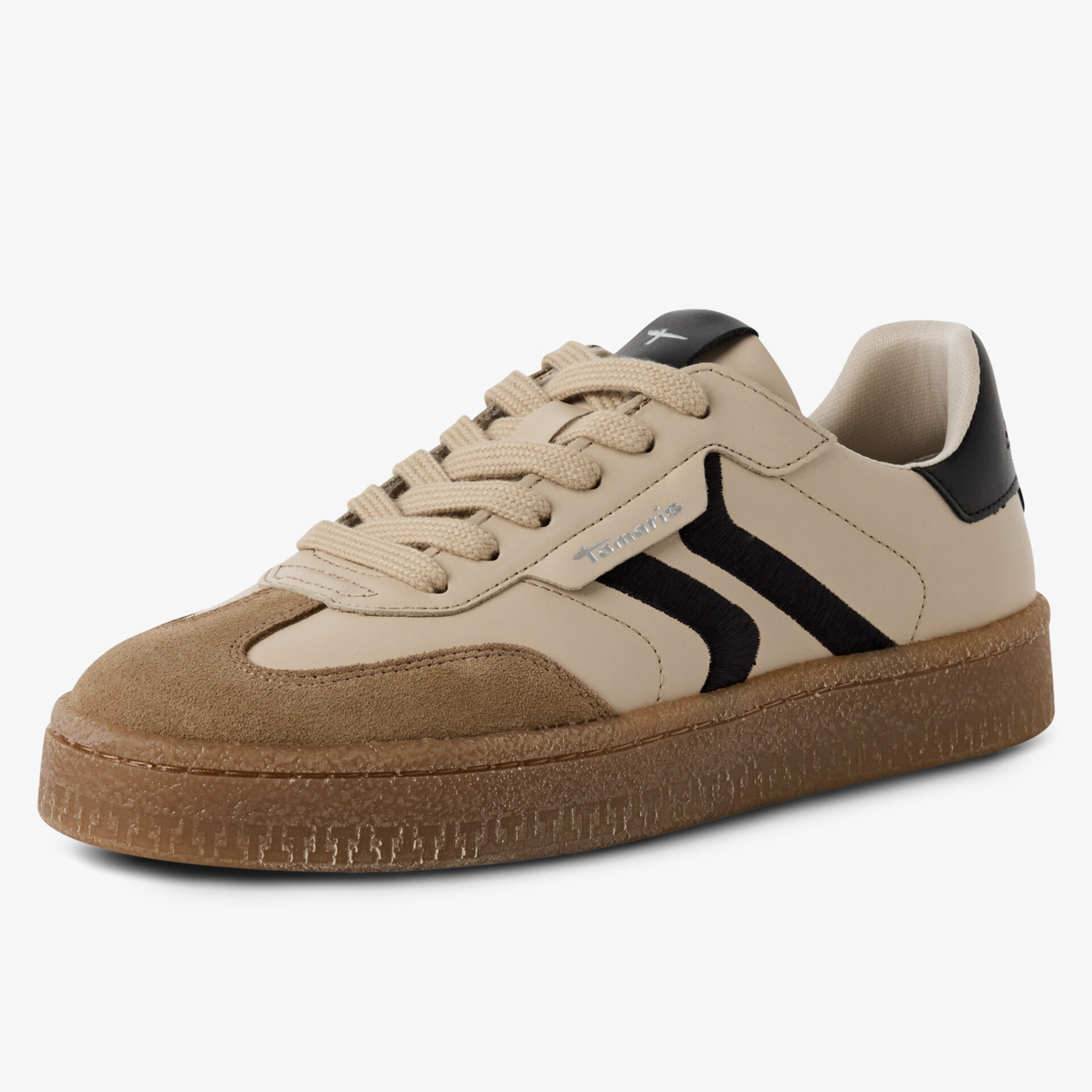 Schräg vorne Ansicht eines bequemen Sneakers mit robuster Gummisohle und modernem Design