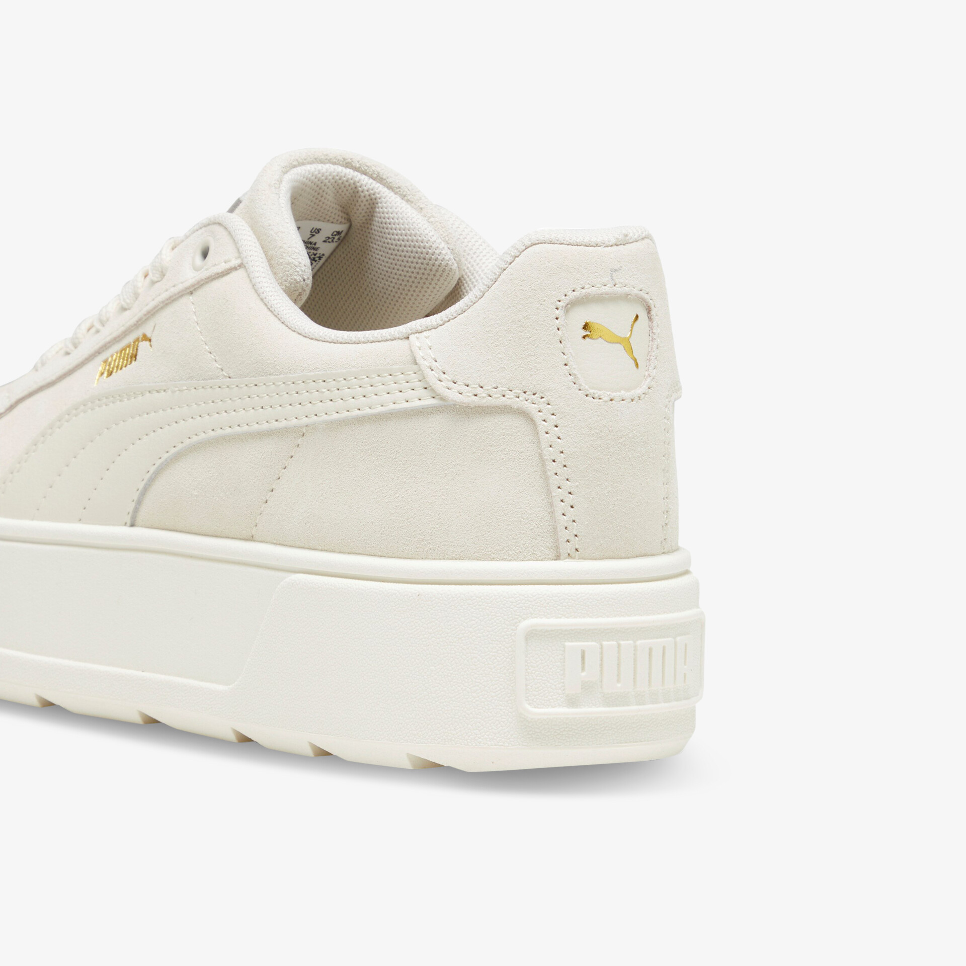 Beige Sneakers mit hoher Plateausohle, stilvolles Design und goldenen Akzenten. Perfekt für jeden Look.