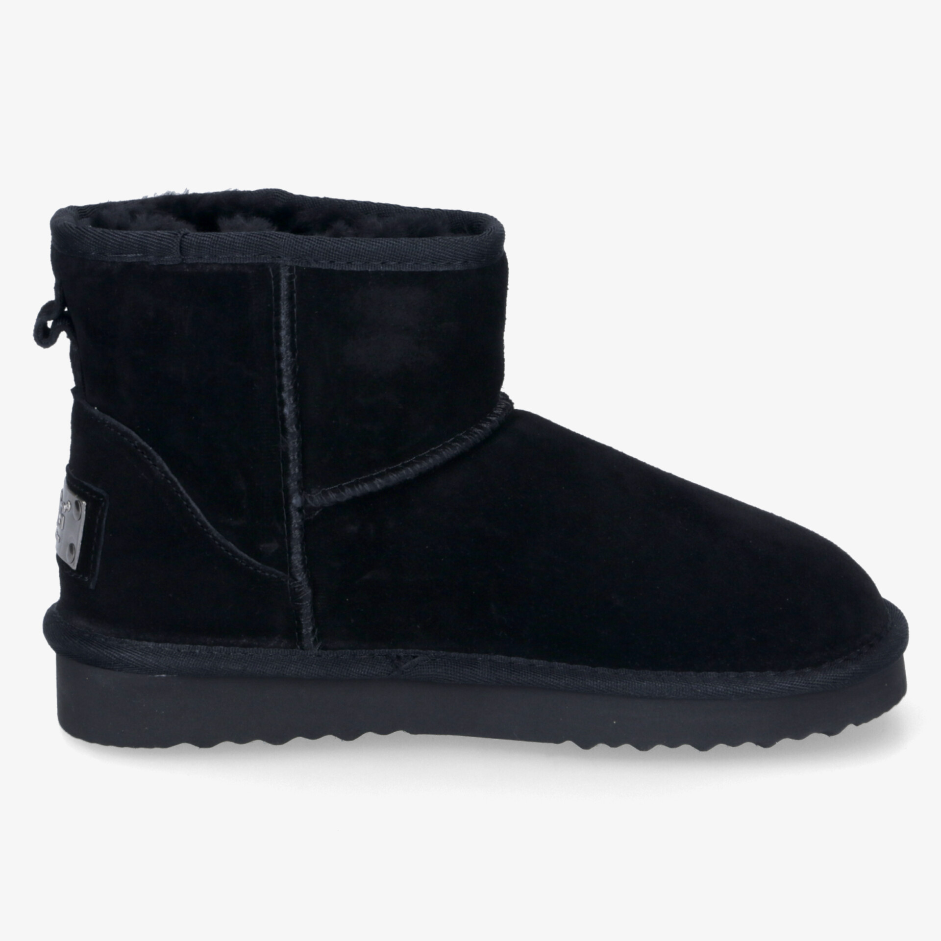 Schwarzer bequemer Winterschuh mit weichem Innenfutter und rutschfester Sohle in seitlicher Ansicht