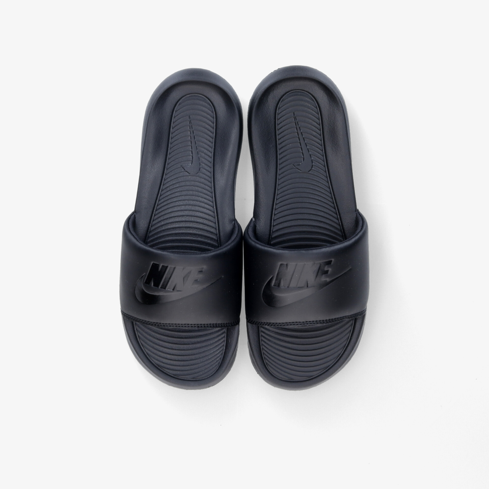 Bequeme schwarze Slipper mit rutschfestem Design und ergonomischer Fußbettung für optimalen Tragekomfort.