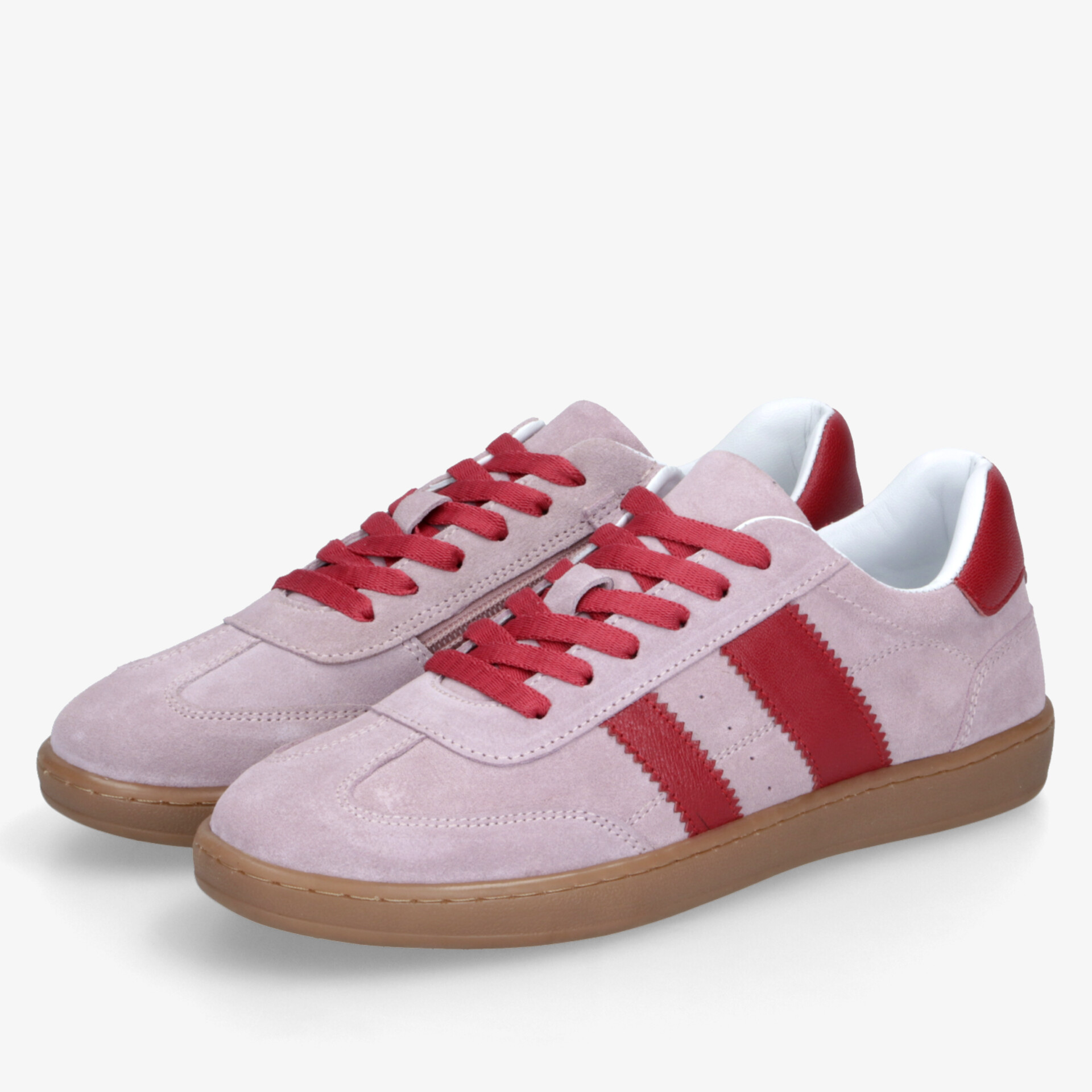 Rosa-rote Turnschuhe mit roter Schnürung, weichem Material und rutschfester brauner Sohle als Paar abgebildet
