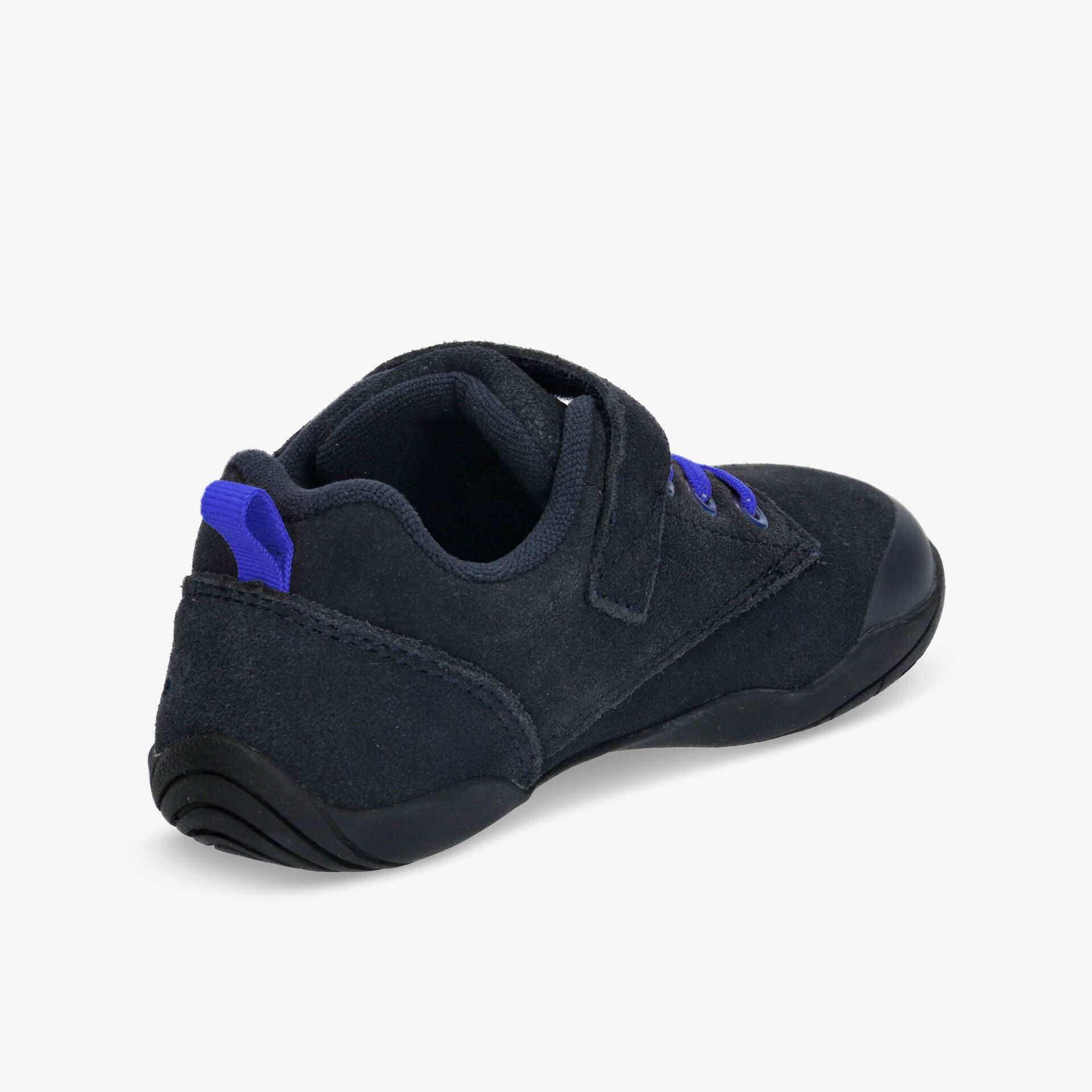 Schwarzer Sportschuh mit blauem Akzent, seitliche Ansicht, bequemer Klettverschluss und rutschfeste Sohle