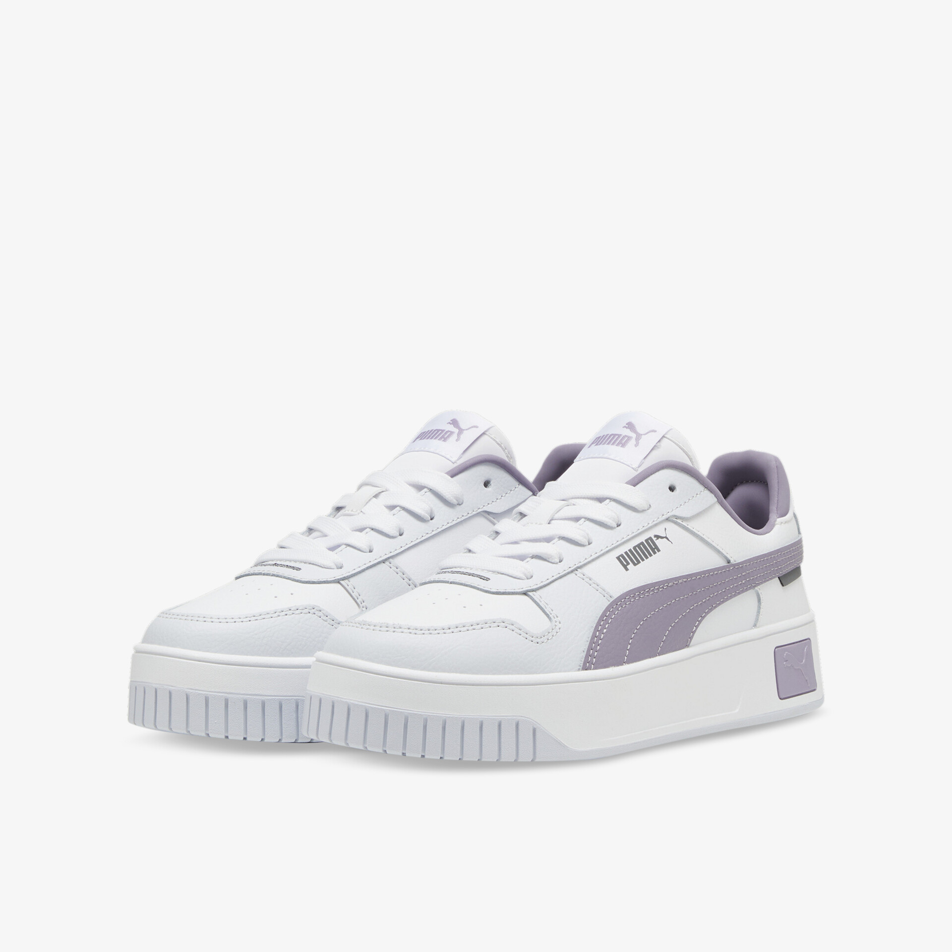 Weiße Sneaker mit robuster Sohle, angenehmem Tragekomfort und modernem Design in schräger Vorderansicht