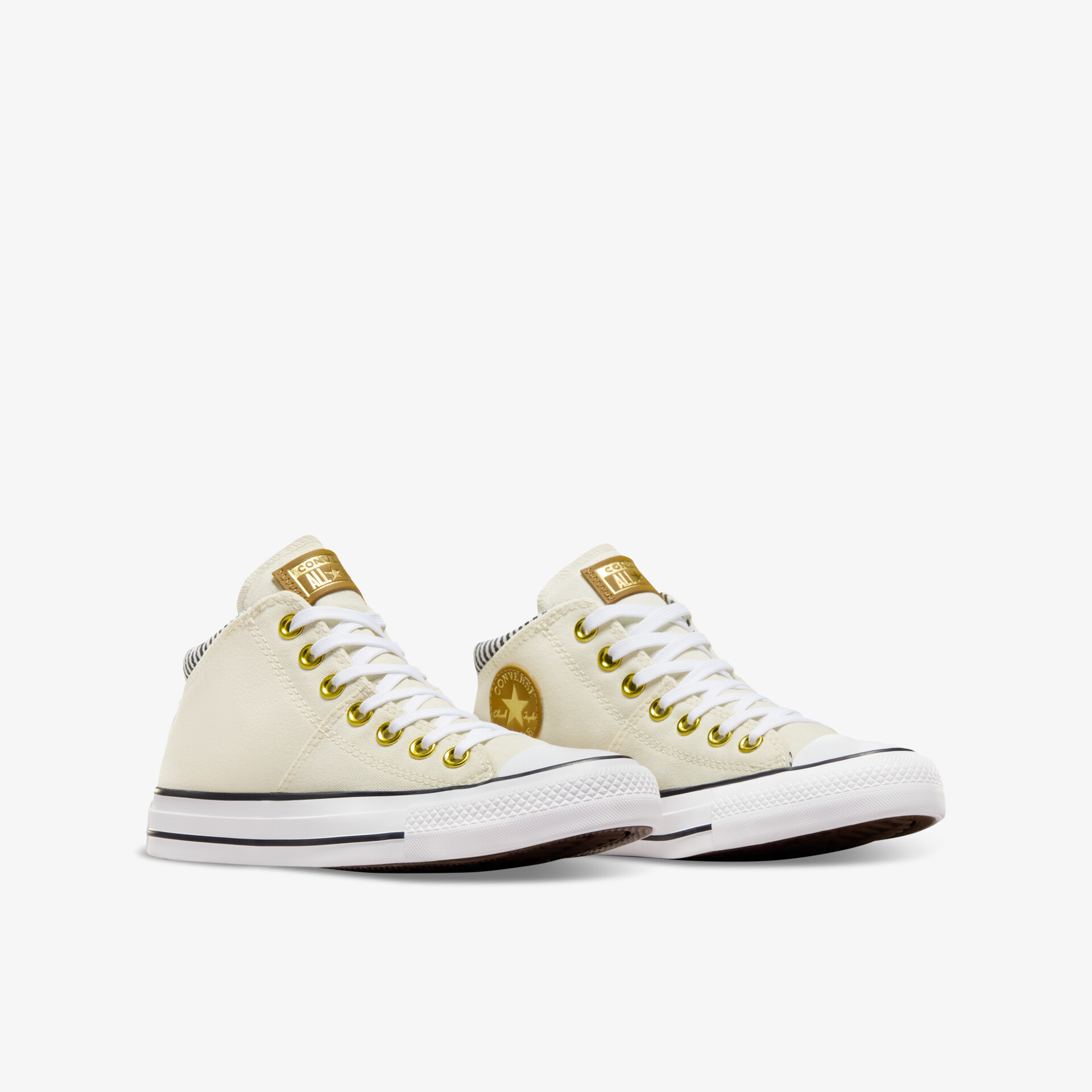 Weißes Sneaker-Paar mit robustem Design, bequemer Passform und modernem, sportlichem Stil