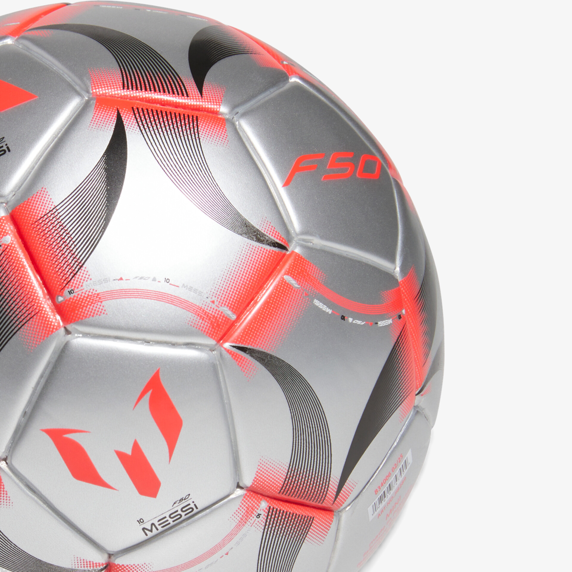 Moderner Fußball mit silbernem Grundton und roten Akzenten, robust und ideal für intensives Spiel