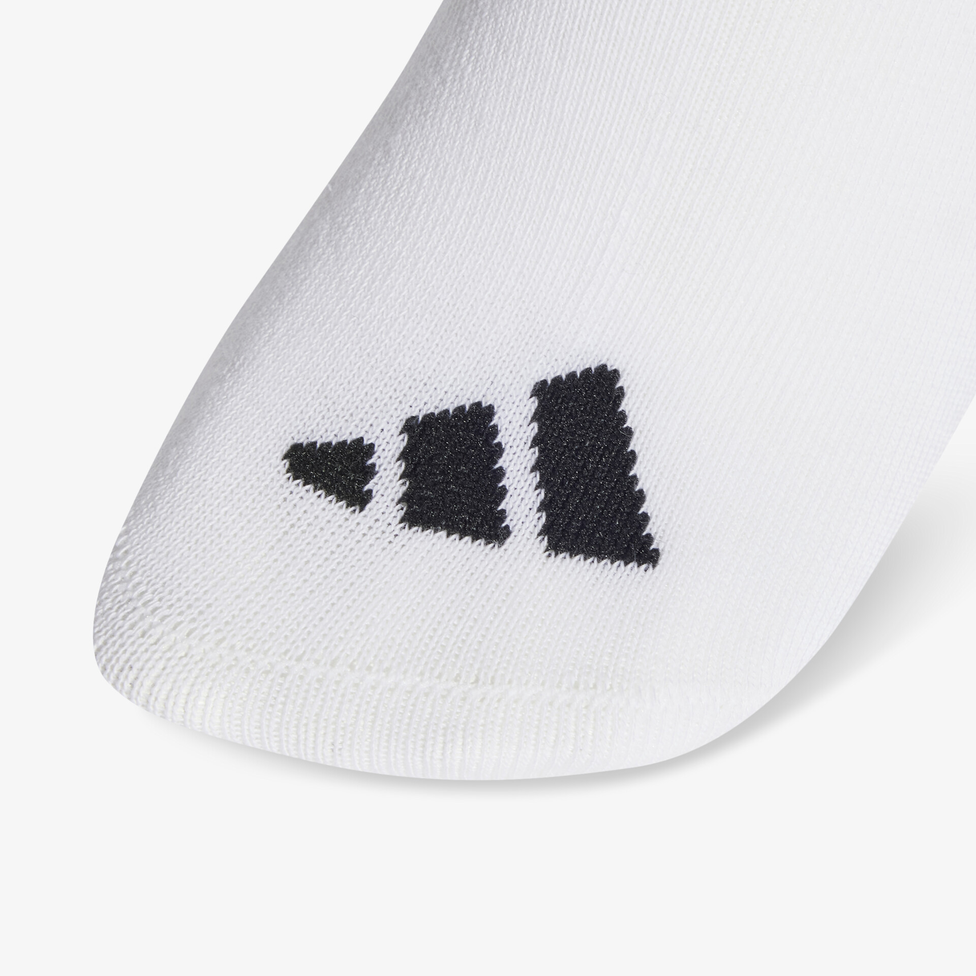 Detailaufnahme eines elastischen, atmungsaktiven Stoffsockens mit feiner Maschenstruktur und dezenter Logoapplikation