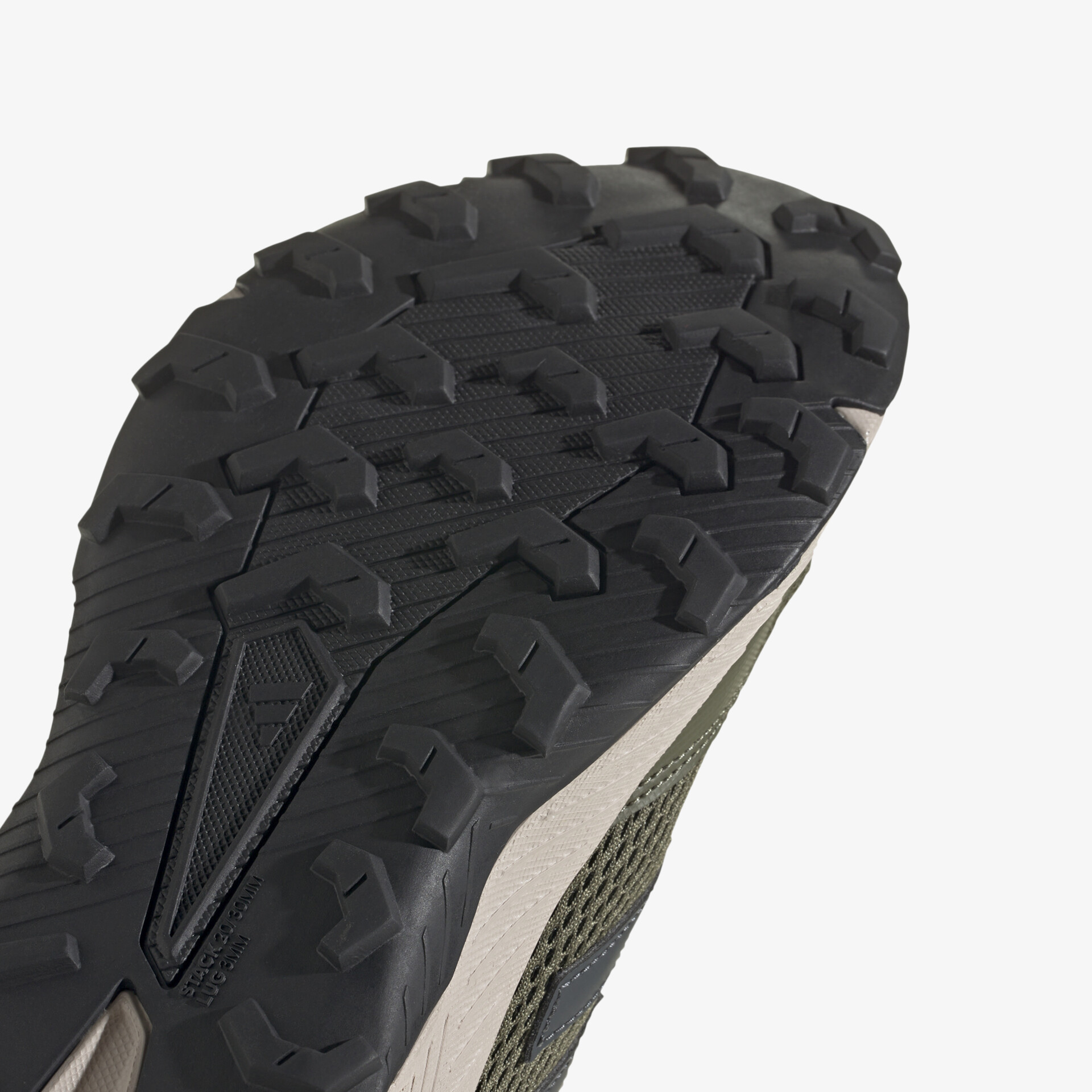 Nahaufnahme einer robusten, rutschfesten Schuhsohle mit tiefem Profil für sicheren Halt und langlebige Nutzung