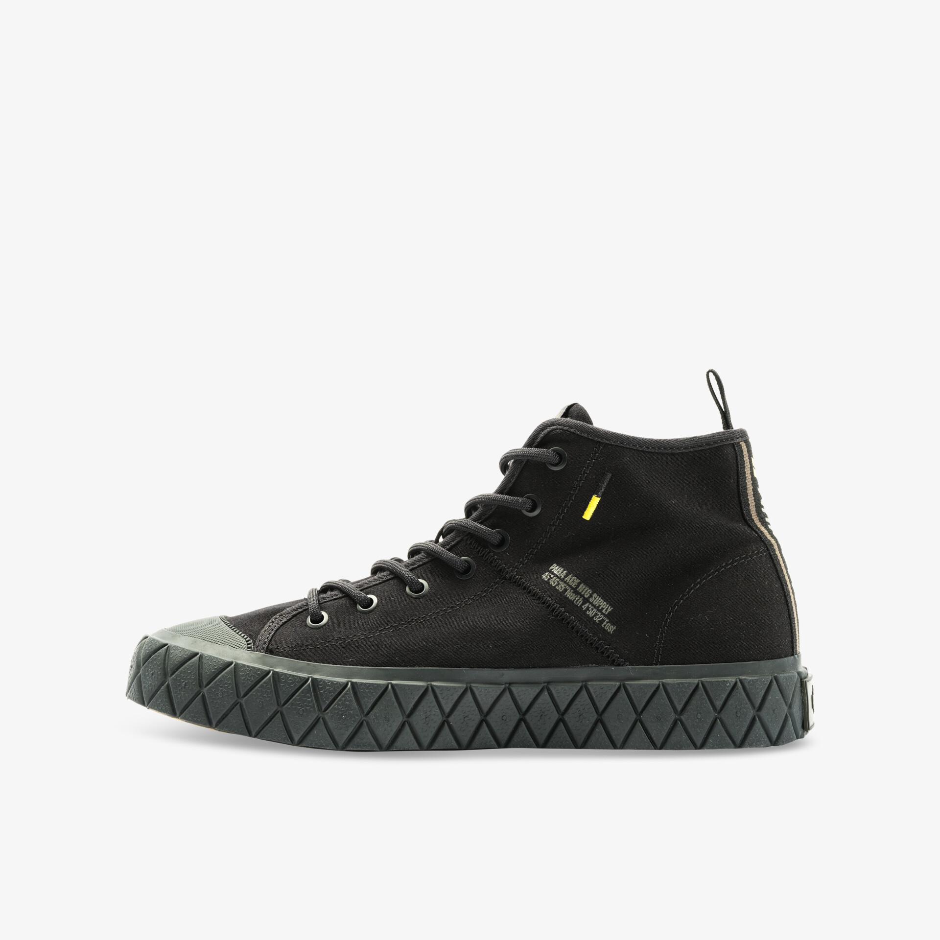 Moderner schwarzer High-Top-Sneaker mit robuster Gummisohle und elegantem Design, ideal für vielseitige Looks.