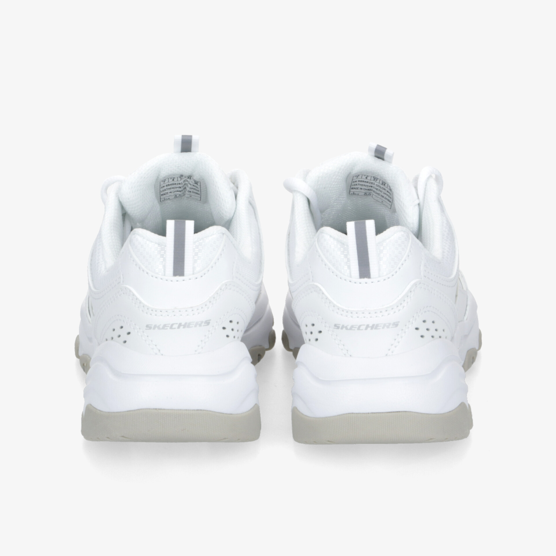 Weißes Sneaker-Paar in Rückansicht mit gepolstertem Schaft und Belüftungslöchern für optimalen Tragekomfort