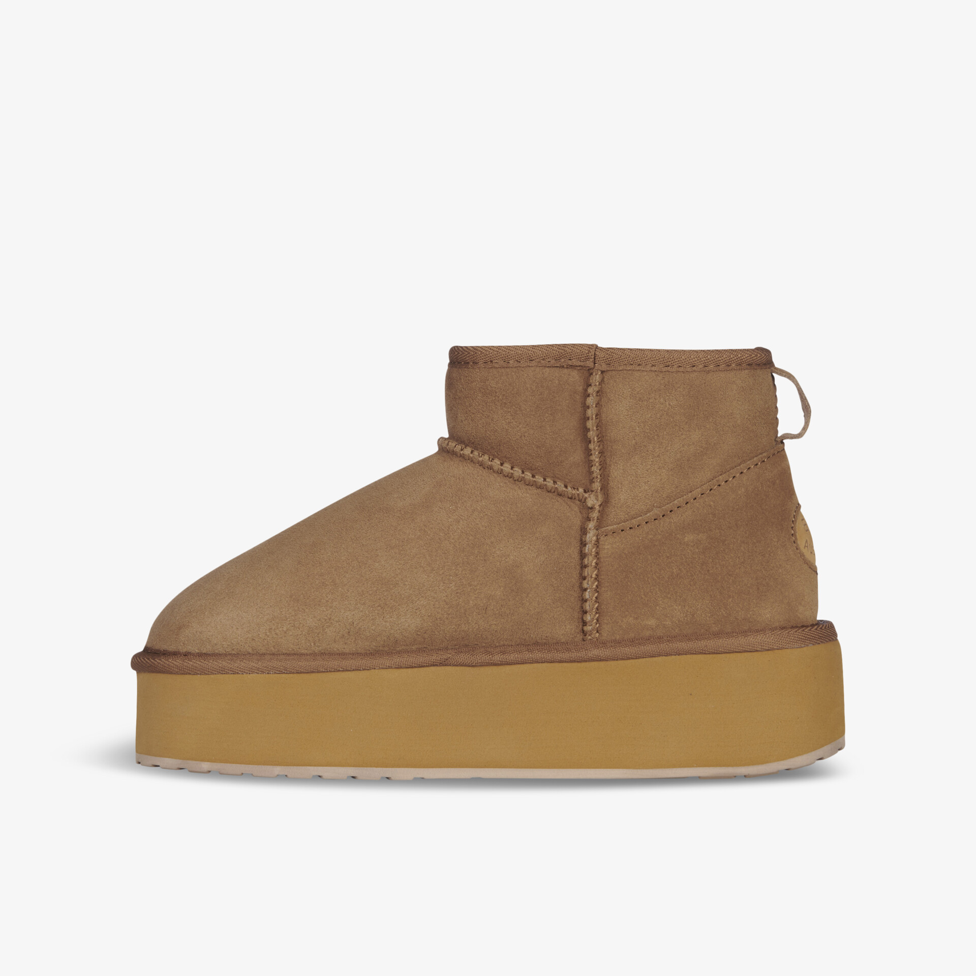 Seitliche Ansicht eines braunen Wildleder-Stiefels mit dicker, bequemer Sohle und klassischem Design