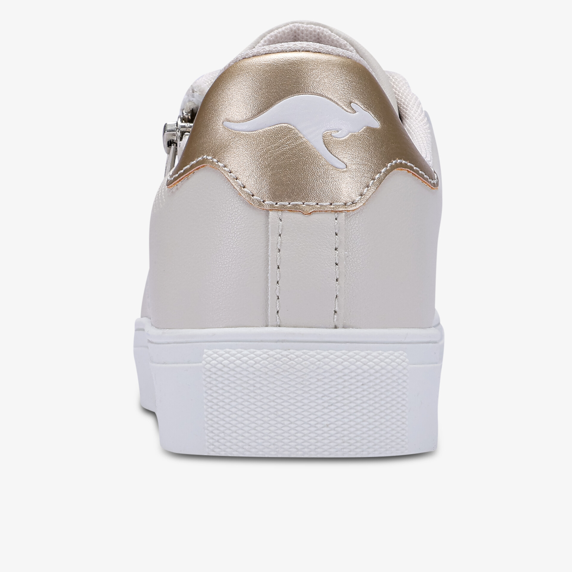Rückansicht eines weißen Sneakers mit goldenem Fersenbereich und weißer Sohle, sportlich und modern gestaltet