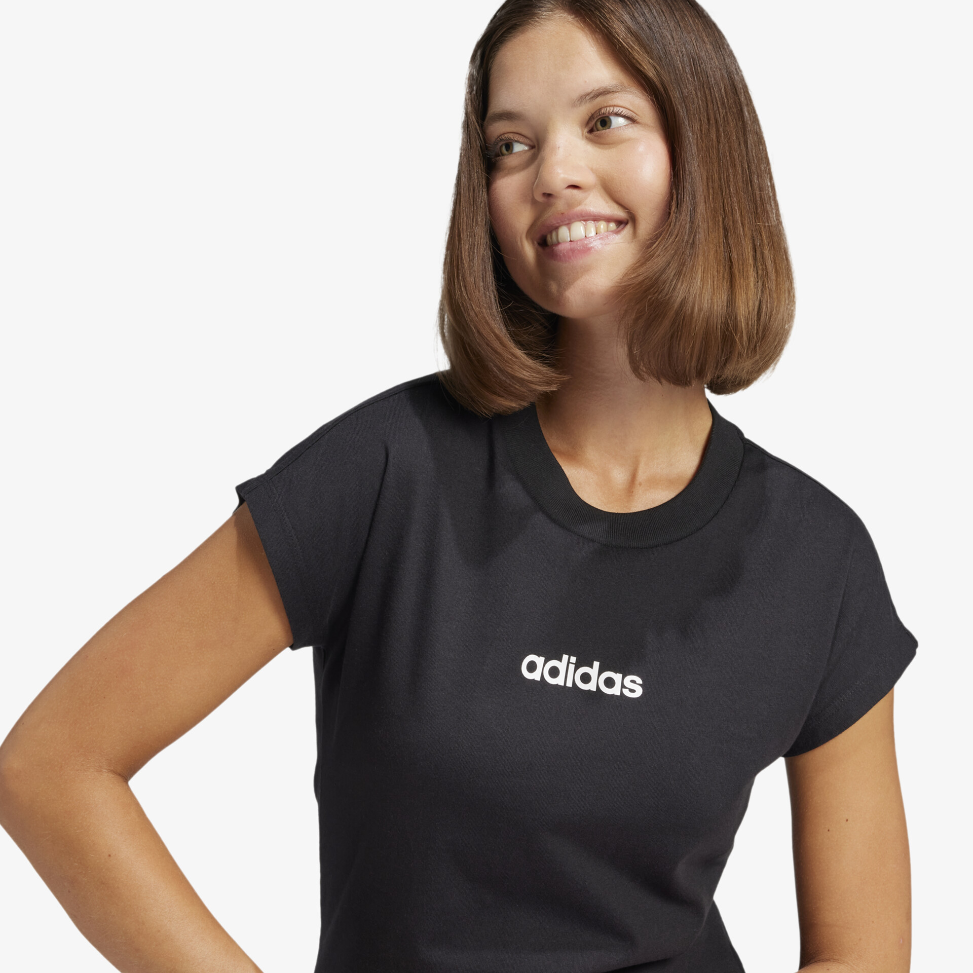 Schwarzes Adidas Shirt vorne getragen mit klassischem Logo, kurzärmelig, sportlich und bequem