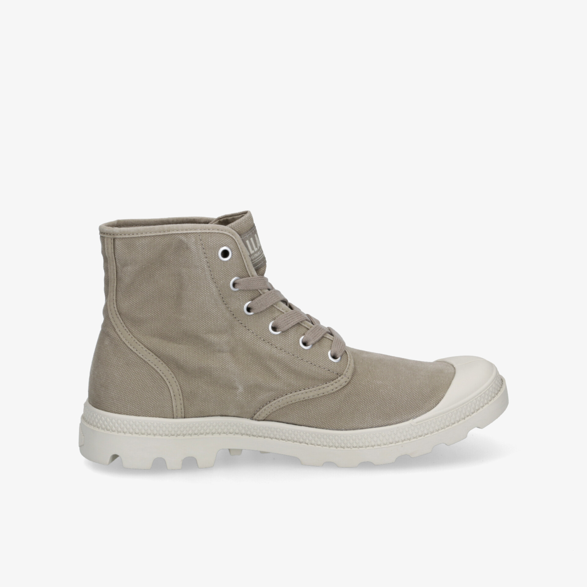 seitliche Ansicht eines grauen hohen Sneakers mit robuster Sohle und bequemer Passform für vielseitigen Einsatz