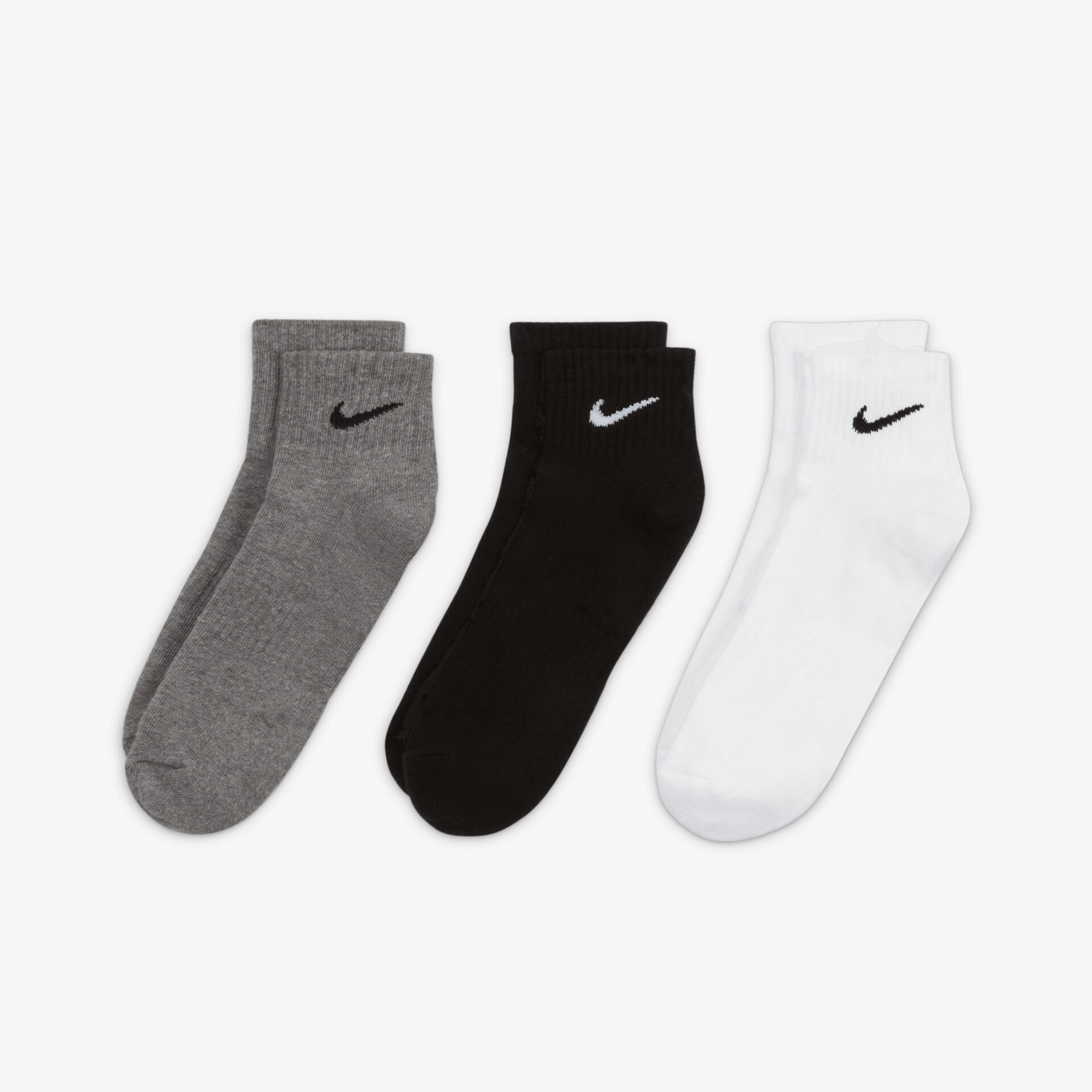 Set aus drei Paar knöchelhohen Baumwollsocken in Weiß, Schwarz und Grau mit hochwertigem Tragekomfort und Markenlogo.