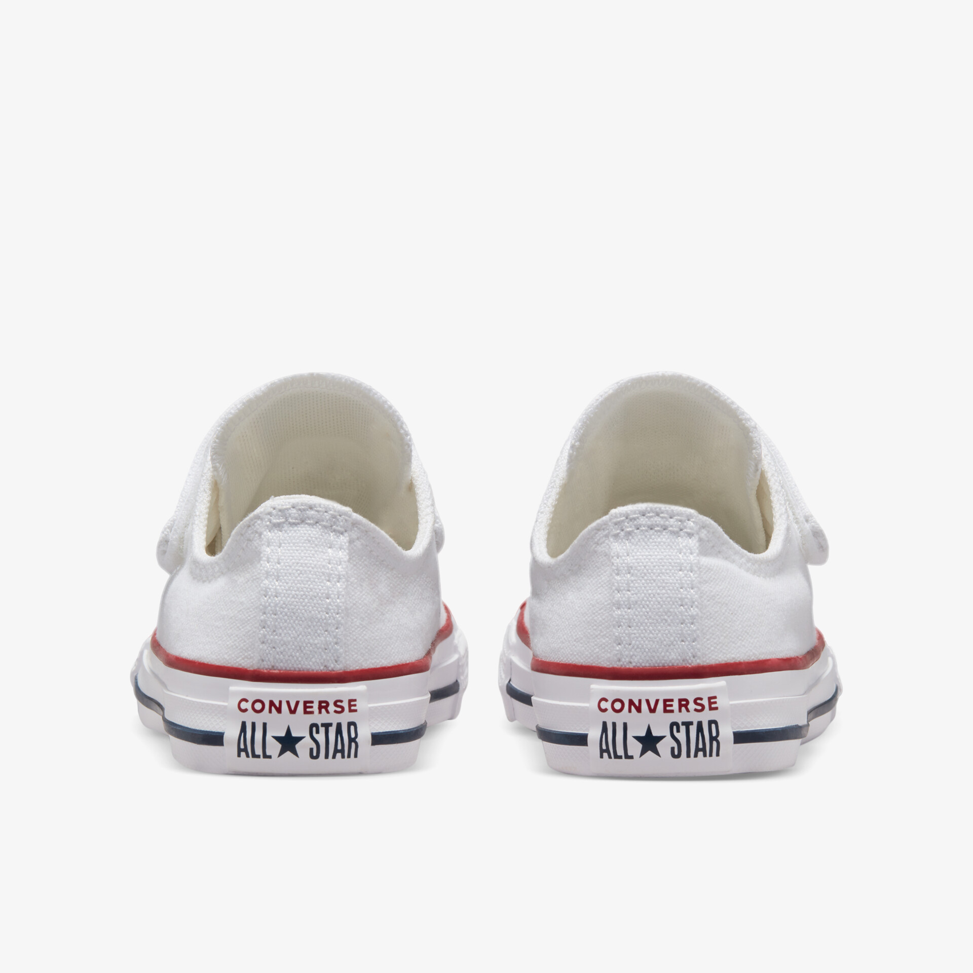 Weißer Canvas-Sneaker im klassischen Design mit rotem Streifen und All Star Logo, ideal für den täglichen Gebrauch.